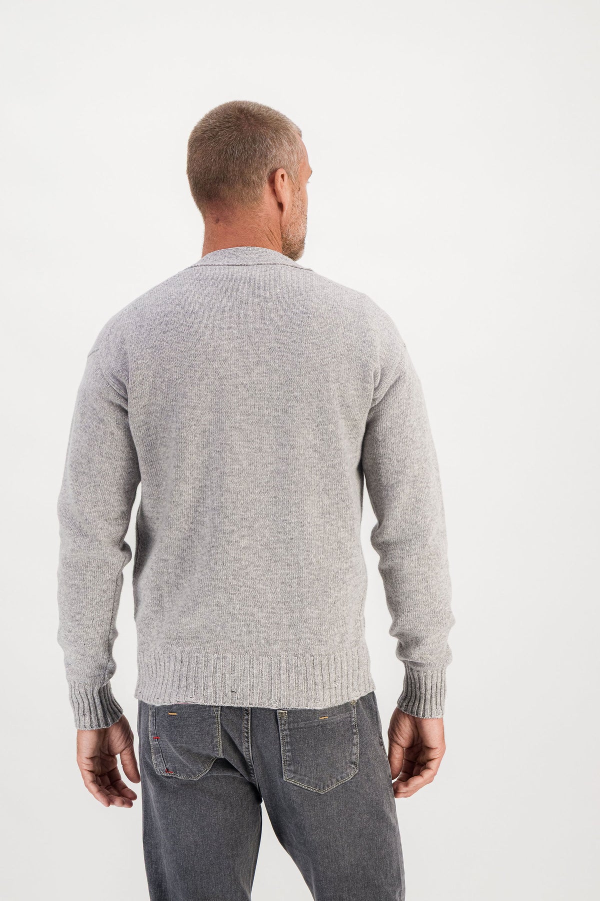 Cardigan Laine Mérinos et Cachemire Gris porté vue dos, mannequin 1m86 taille M — Ace Denim Paris