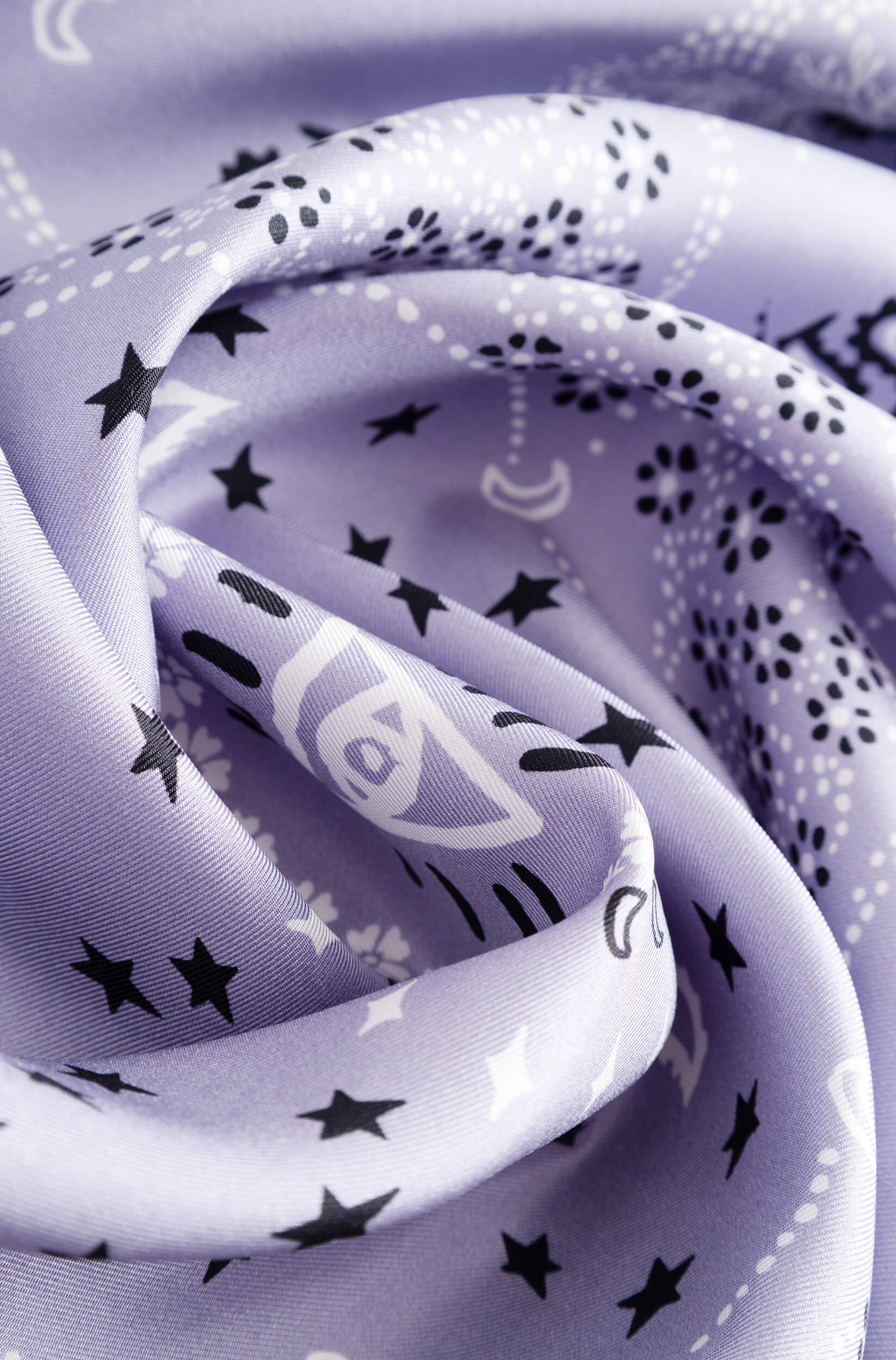 Detail with texture of the lilac silk scarf with bandana pattern