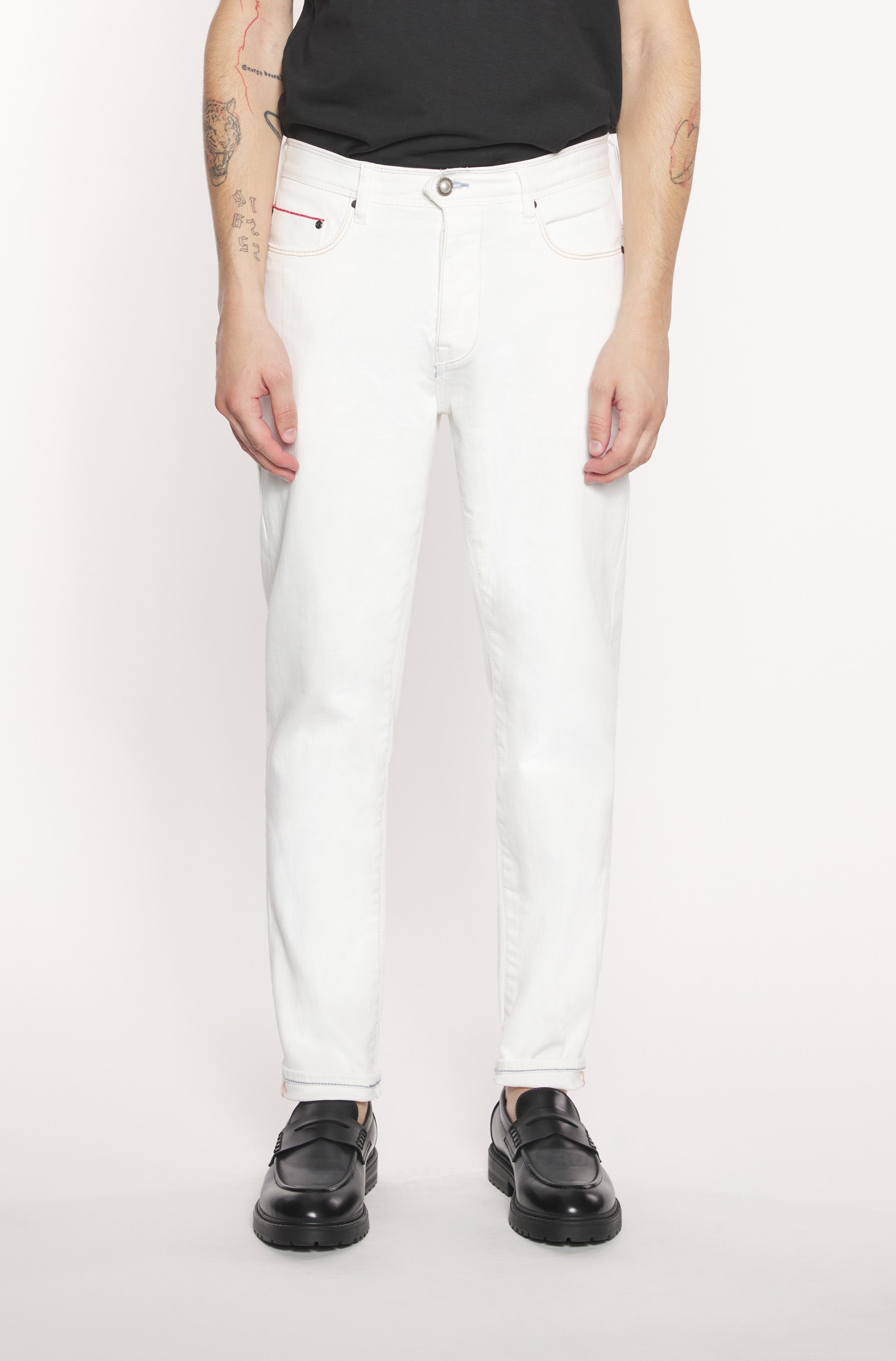 Mannequin wearing the white jeans in Japanese selvedge