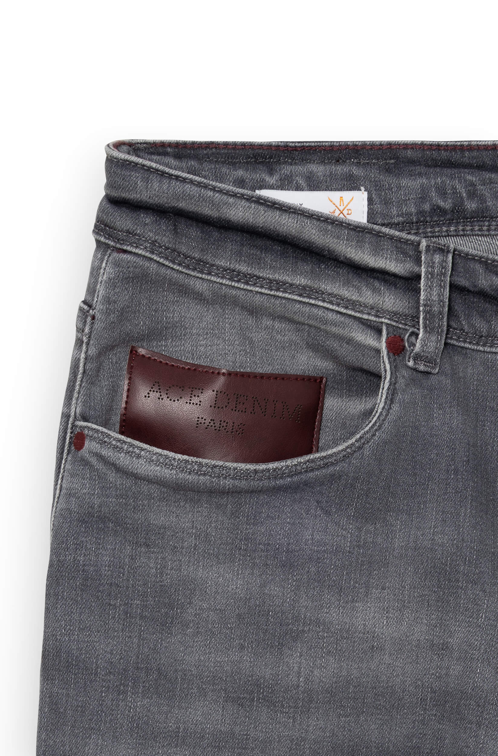 Detail of the front of the gray jeans AD03 with a burgundy leather patch