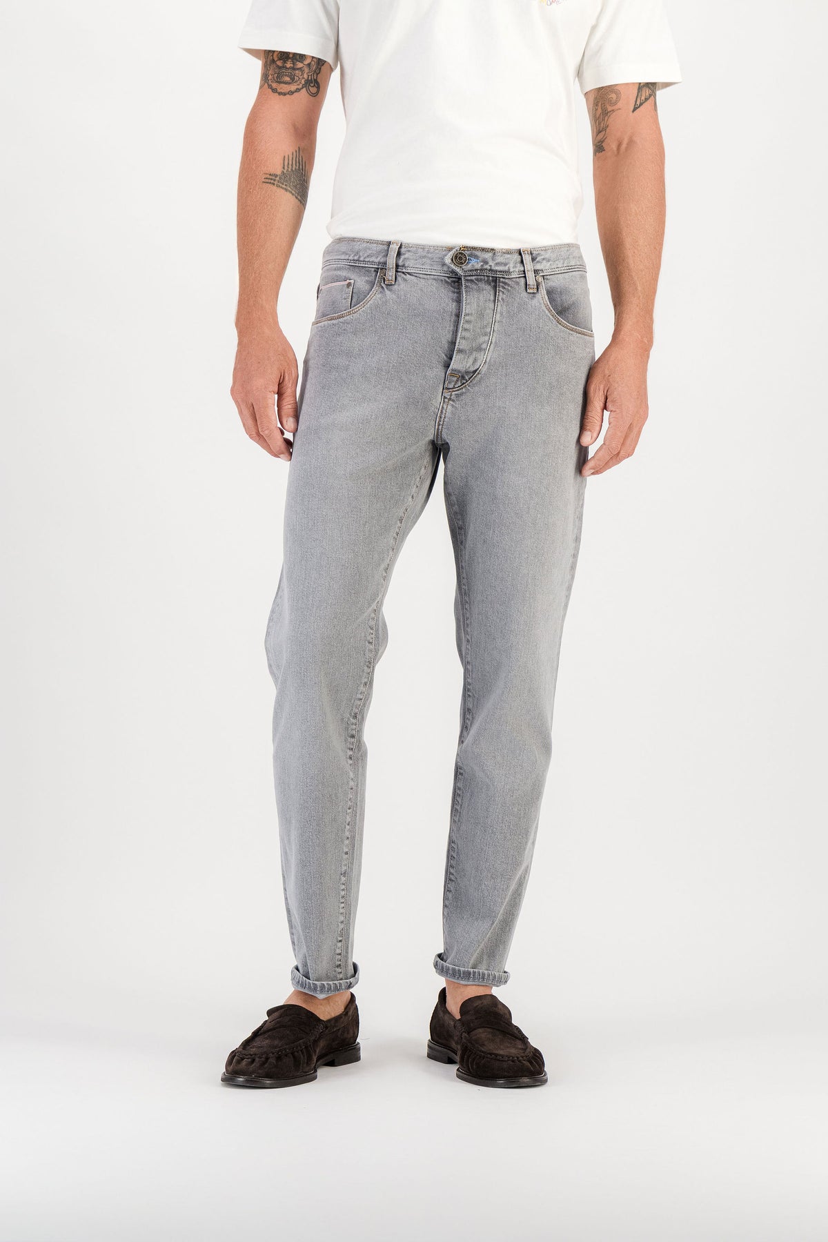 Jean carotte Kurabo gris clair porté vue de face, revers visible en bas de jambe — AD 56 Ace Denim Paris