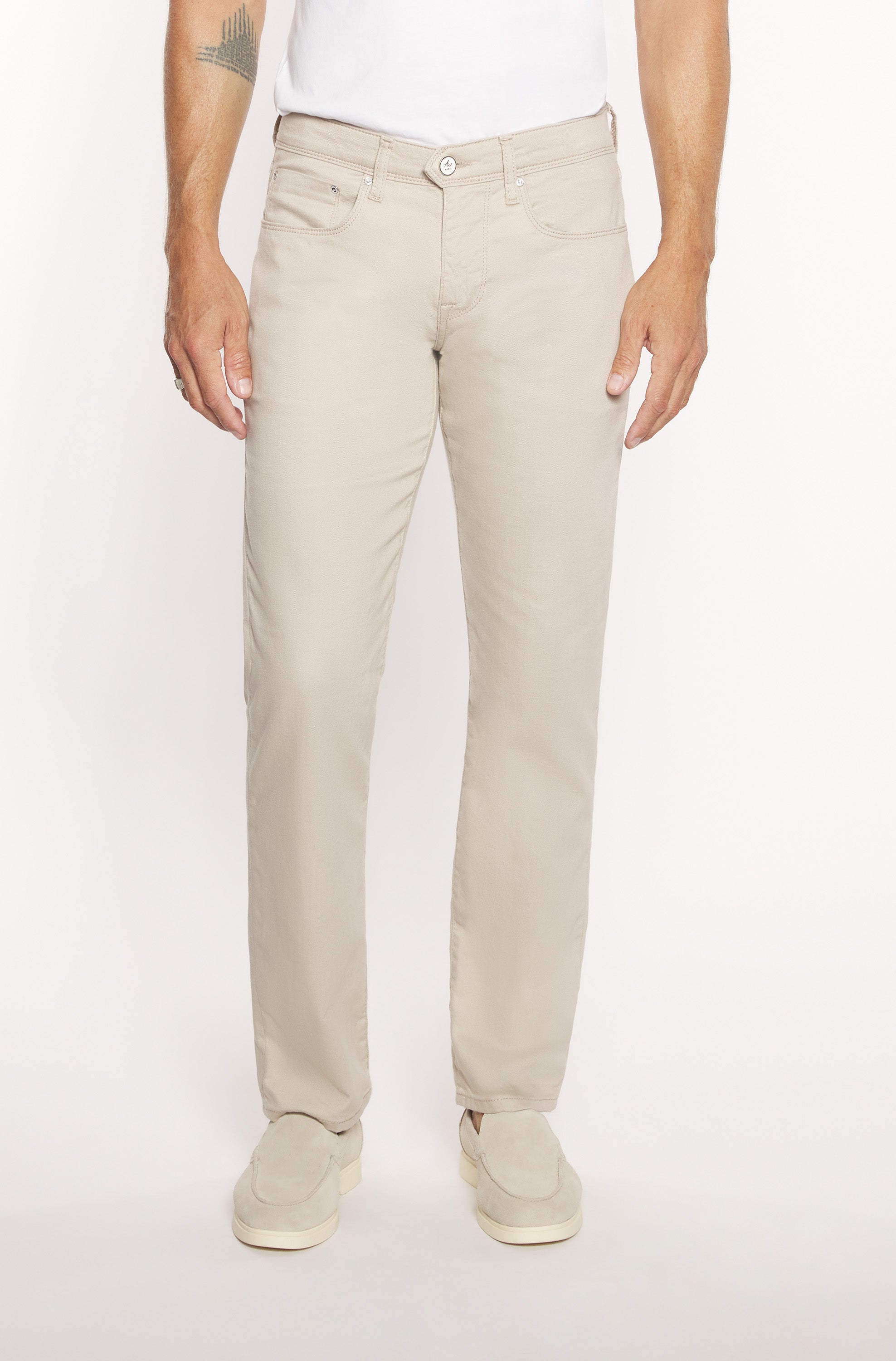 Mannequin portant le jeans slim en coton et lin beige pour homme