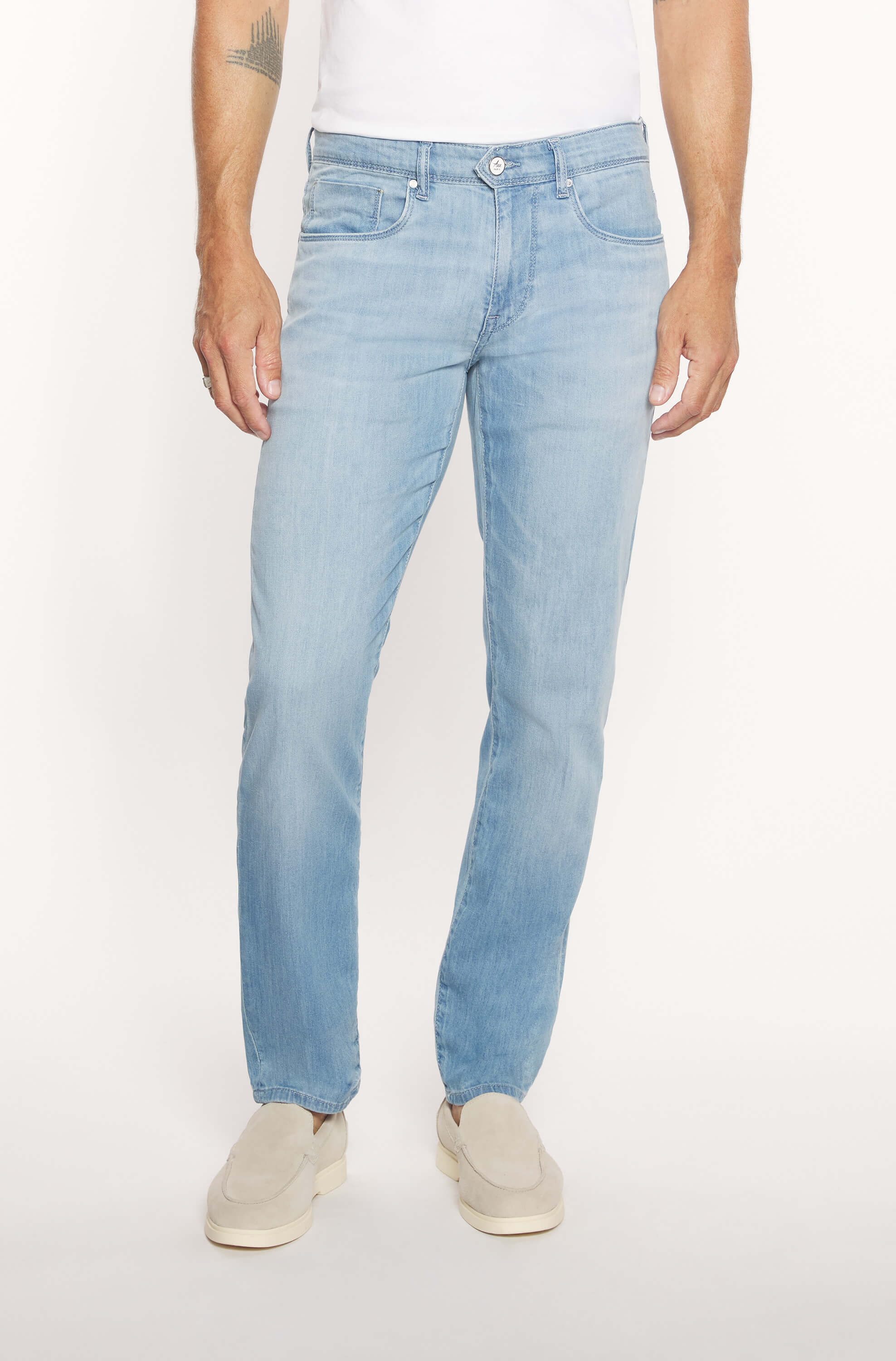 Mannequin wearing slim jeans made of cotton and linen in faded blue for men