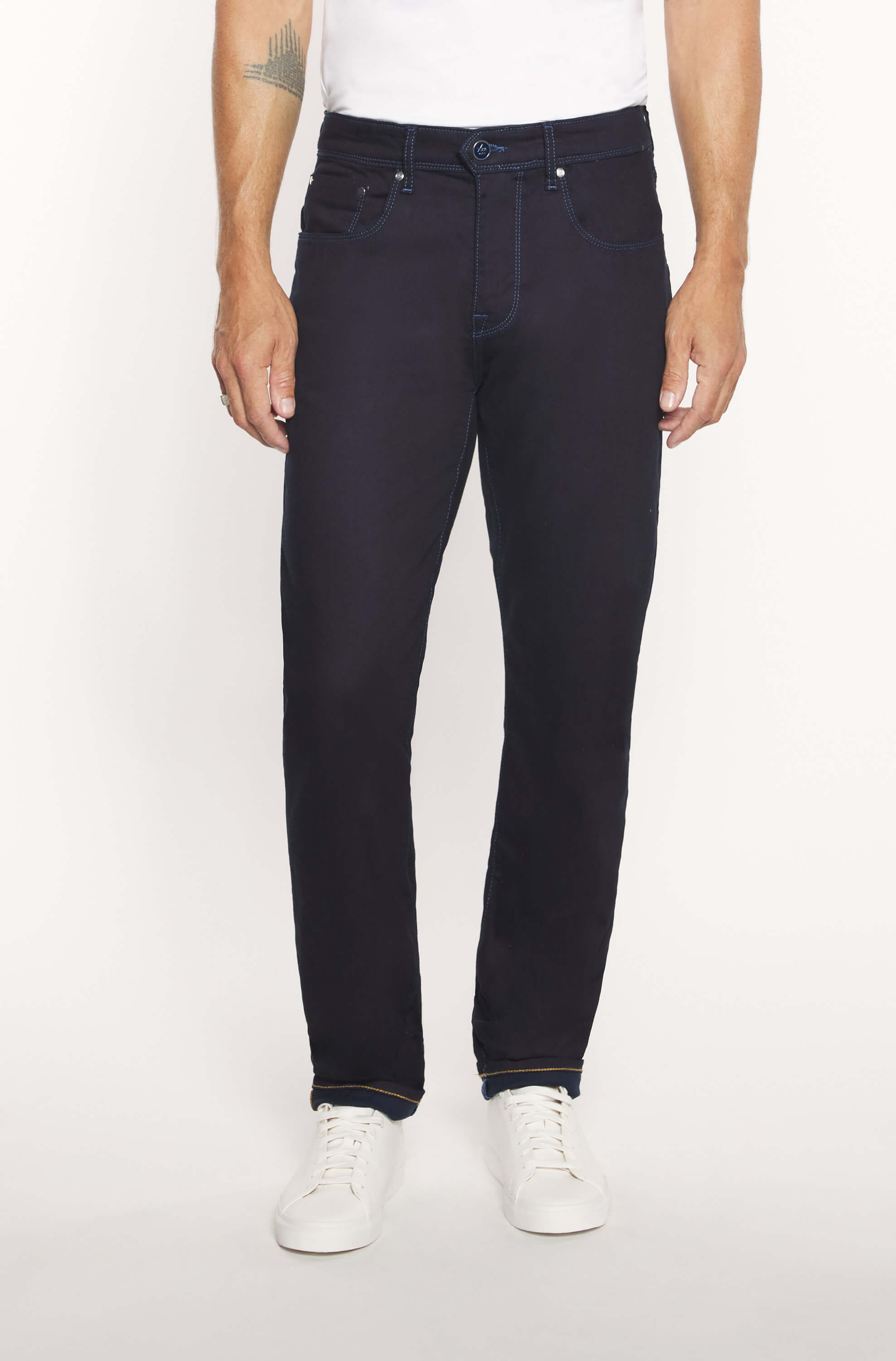 Mannequin portant le jeans slim en coton et lin brut pour homme