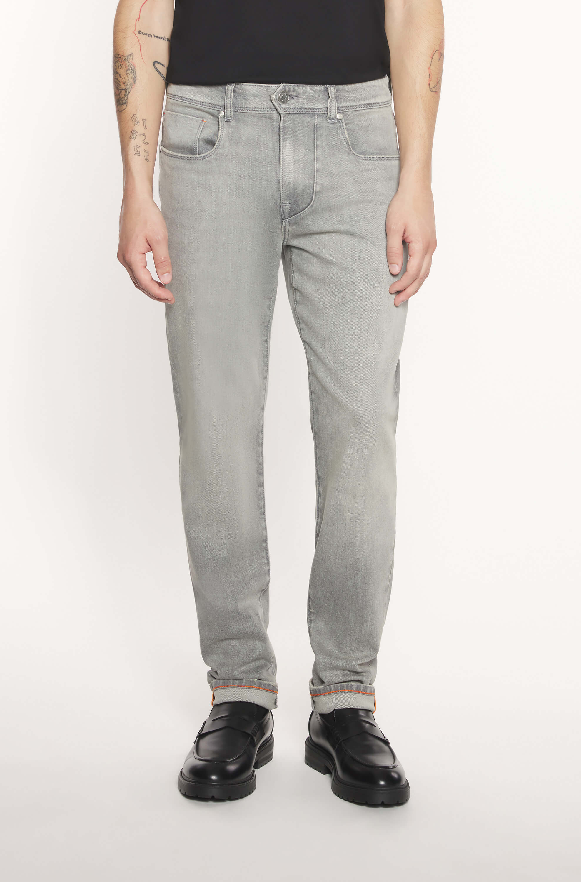 Mannequin wearing the light gray cashmere jeans