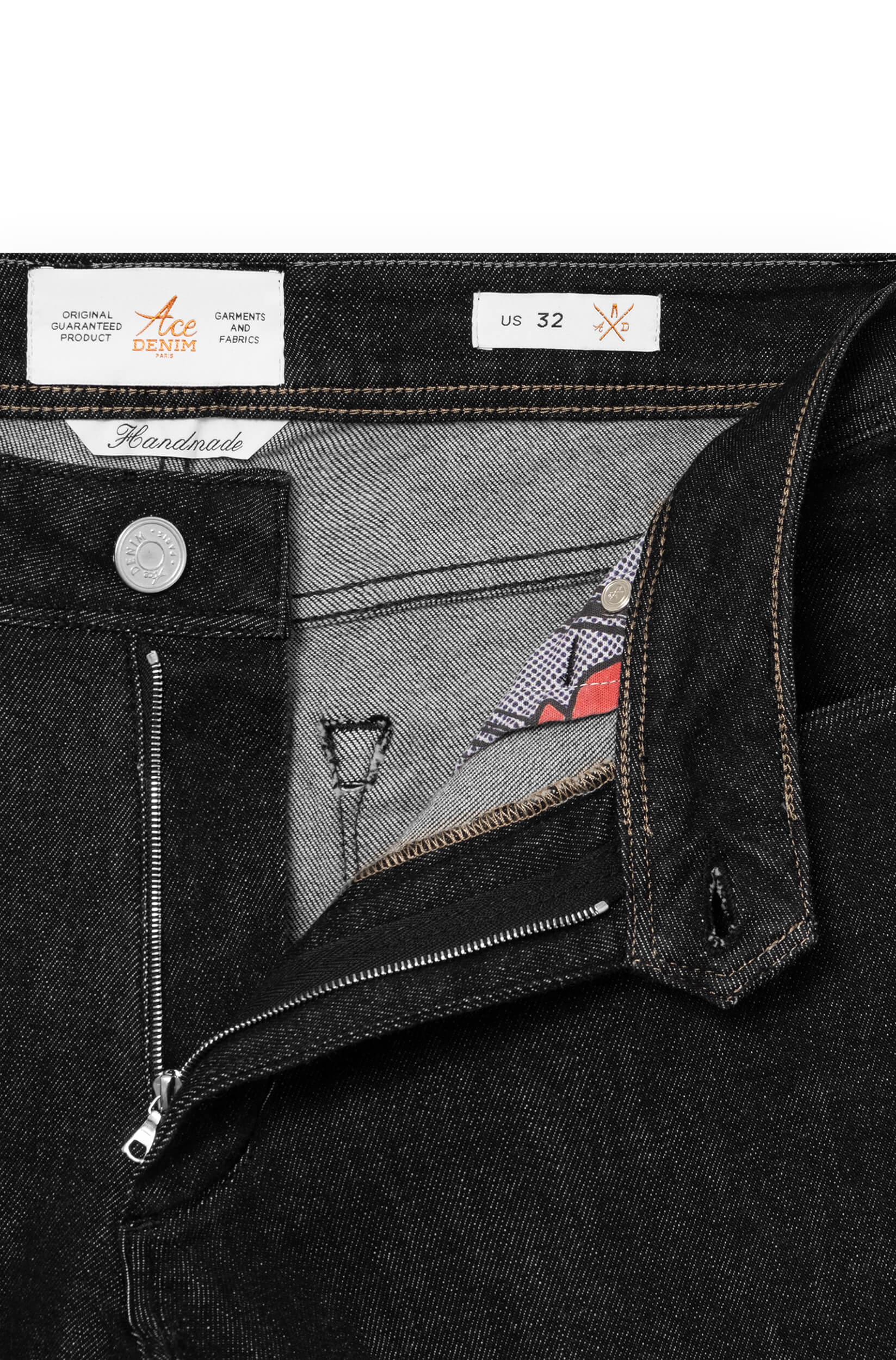 Détail de la braguette et du bouton en métal du jeans noir en cachemire