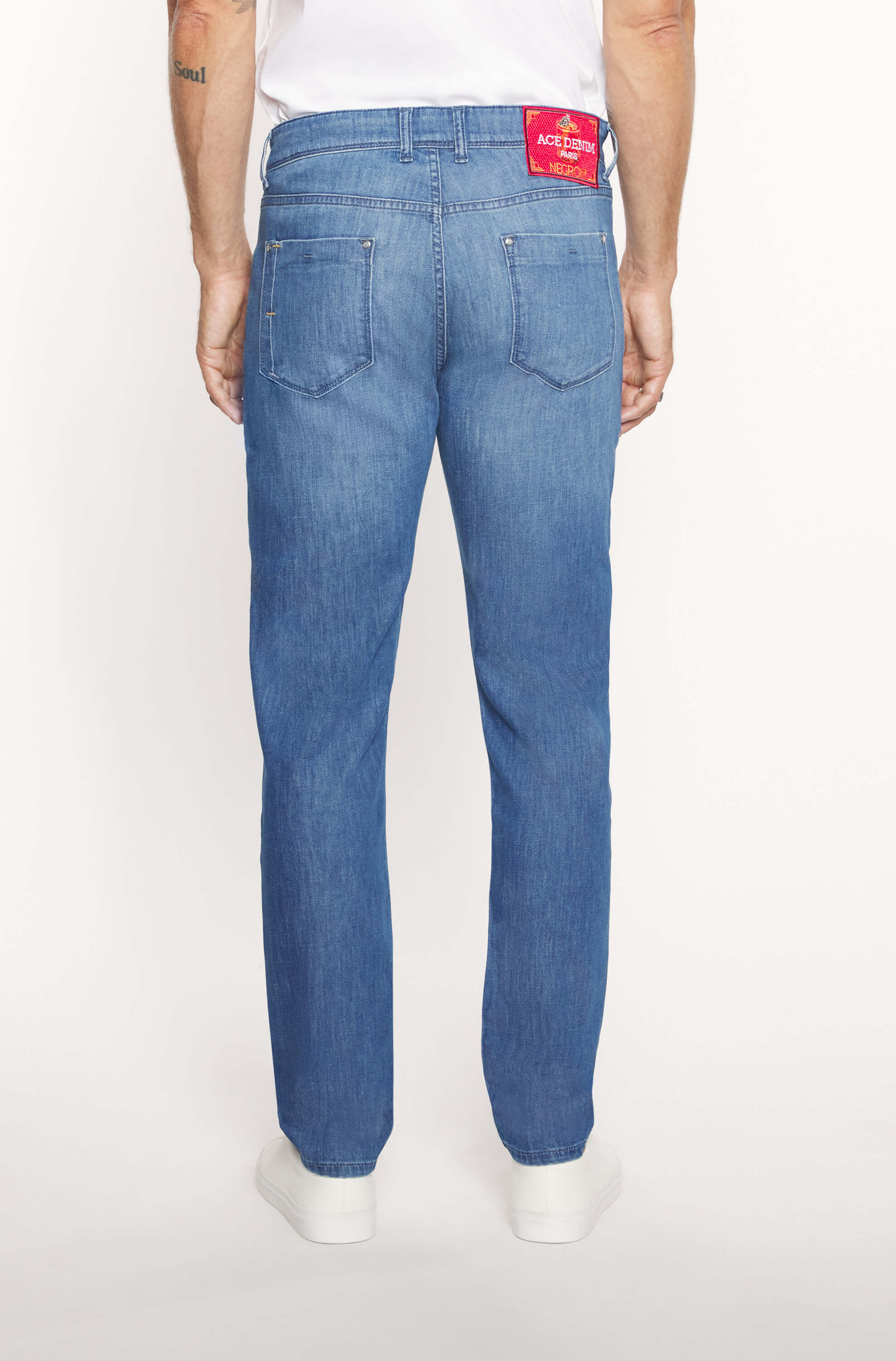 Dos du mannequin portant le jeans slim en coton et lin bleu pour homme