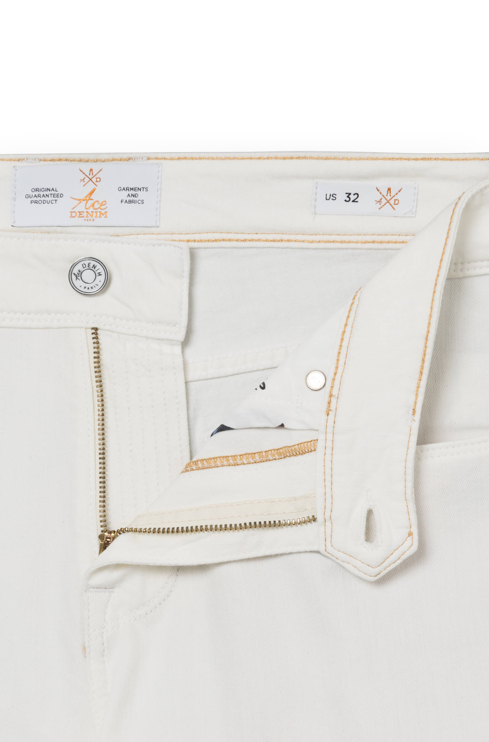 Zipper fly of the white jeans