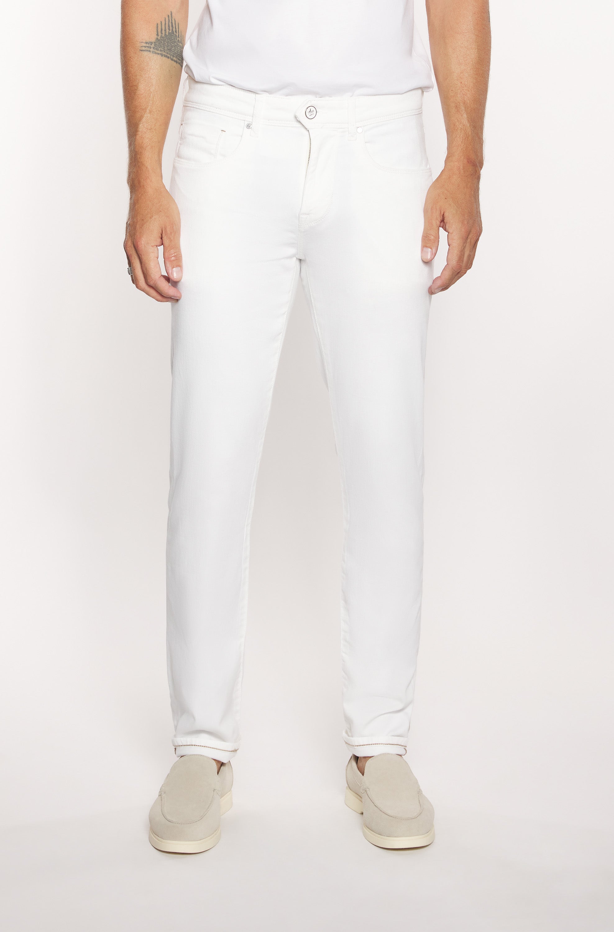 Mannequin wearing the slim jeans in white cotton and flax for men