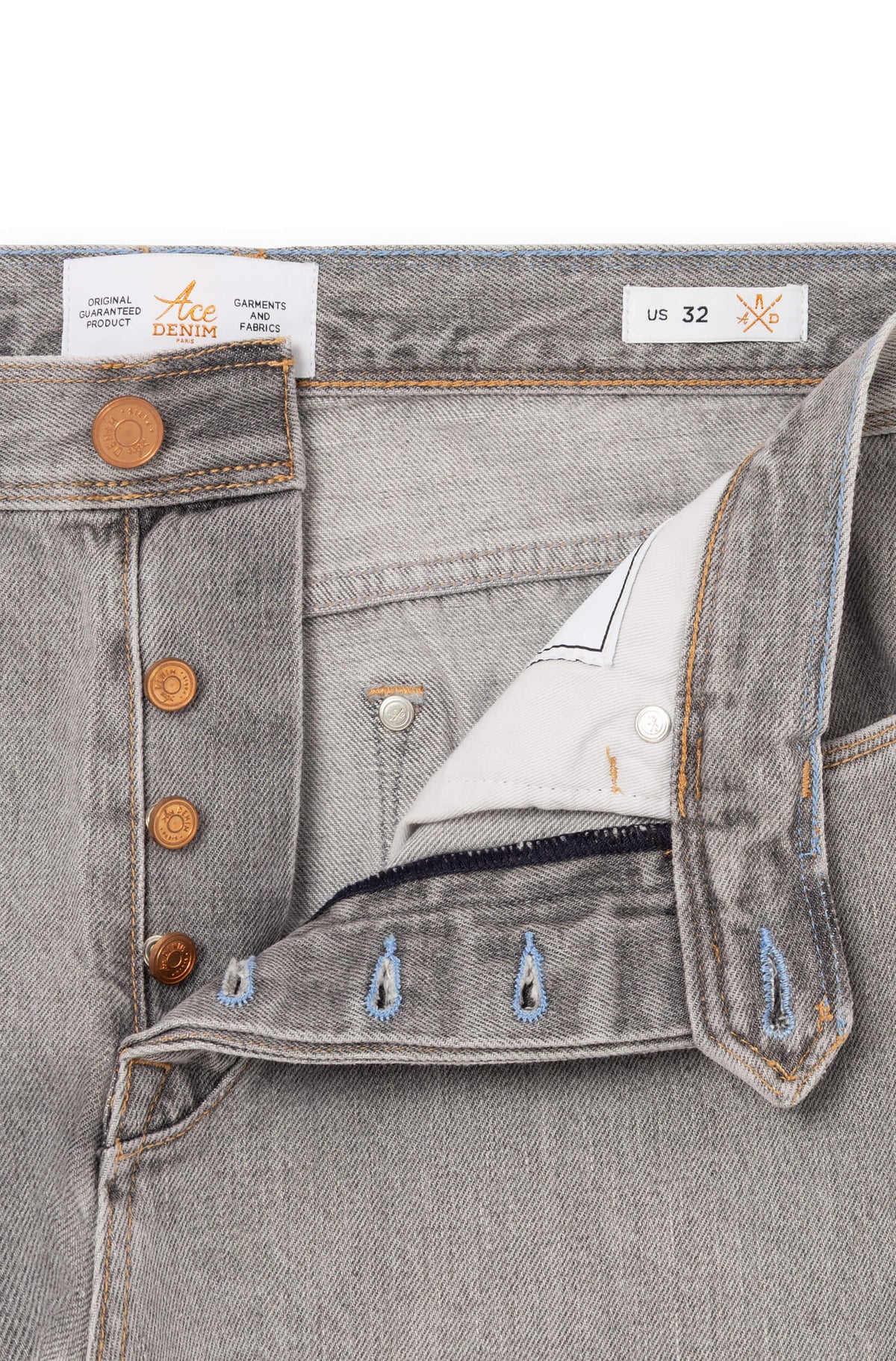 Détail braguette boutons cuivrés gravés et broderies intérieures bleues signature — AD 53 Selvedge Ace Denim Paris