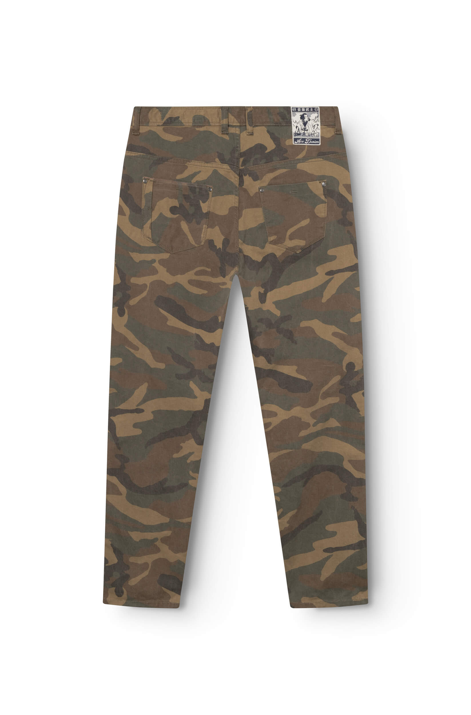 arrière du jeans en selvedge japonais avec motif camouflage et patch décoratif