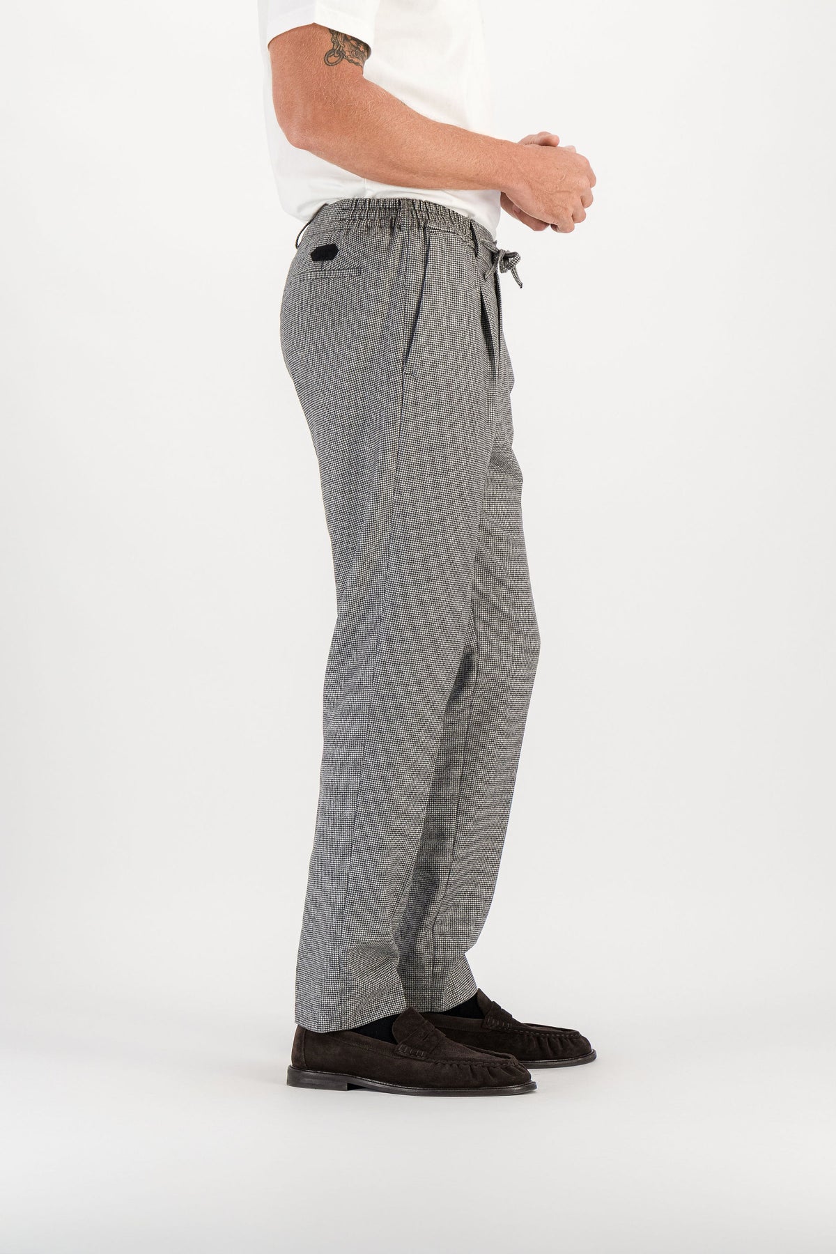 Pantalon Ample Laine Mérinos Pied de Poule Blanc vue profil, mannequin 1m86 taille 32 — Ace Denim Paris