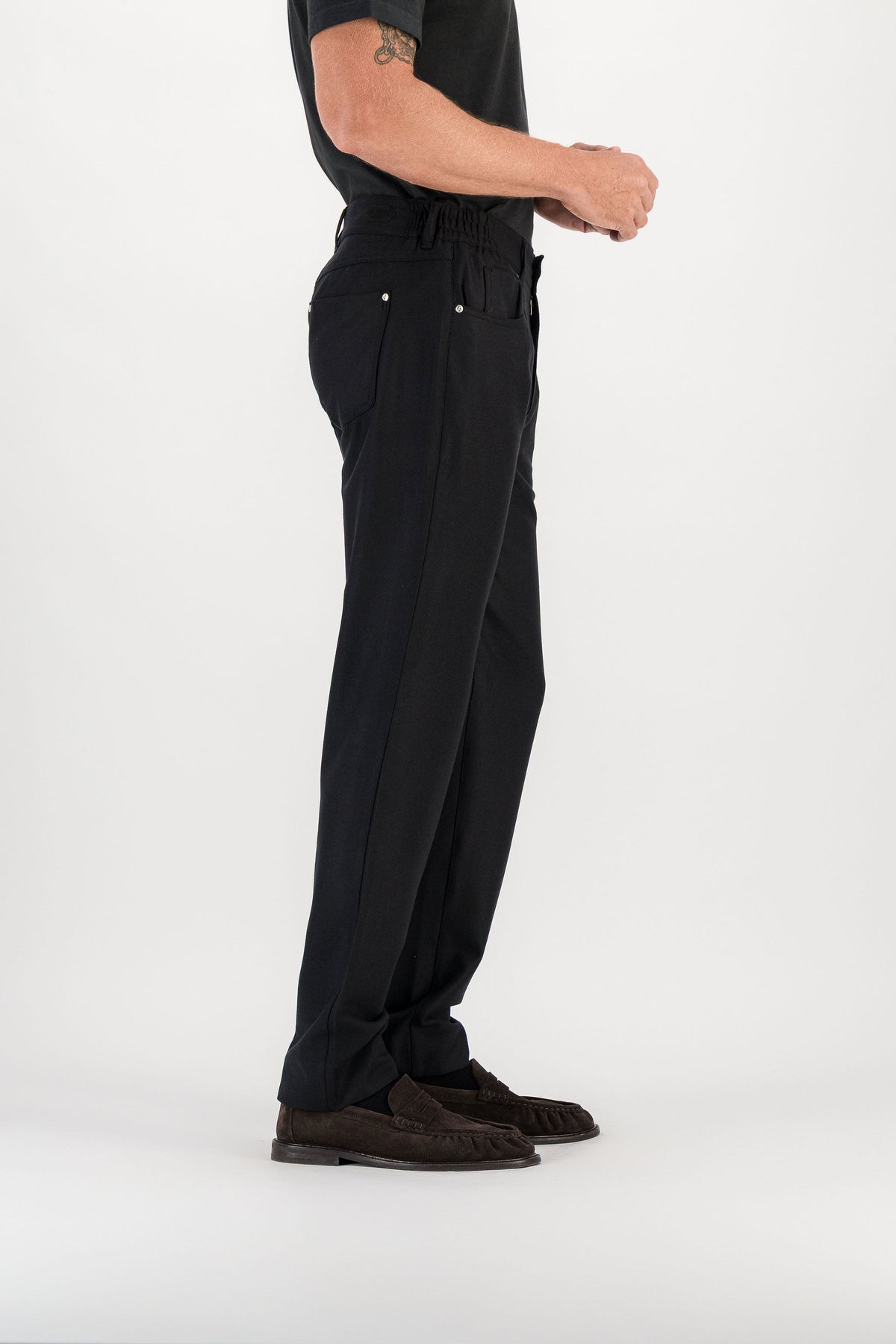 Pantalon flanelle laine mérinos noir porté vue de côté, ceinture élastiquée visible — AD 45 Ace Denim Paris