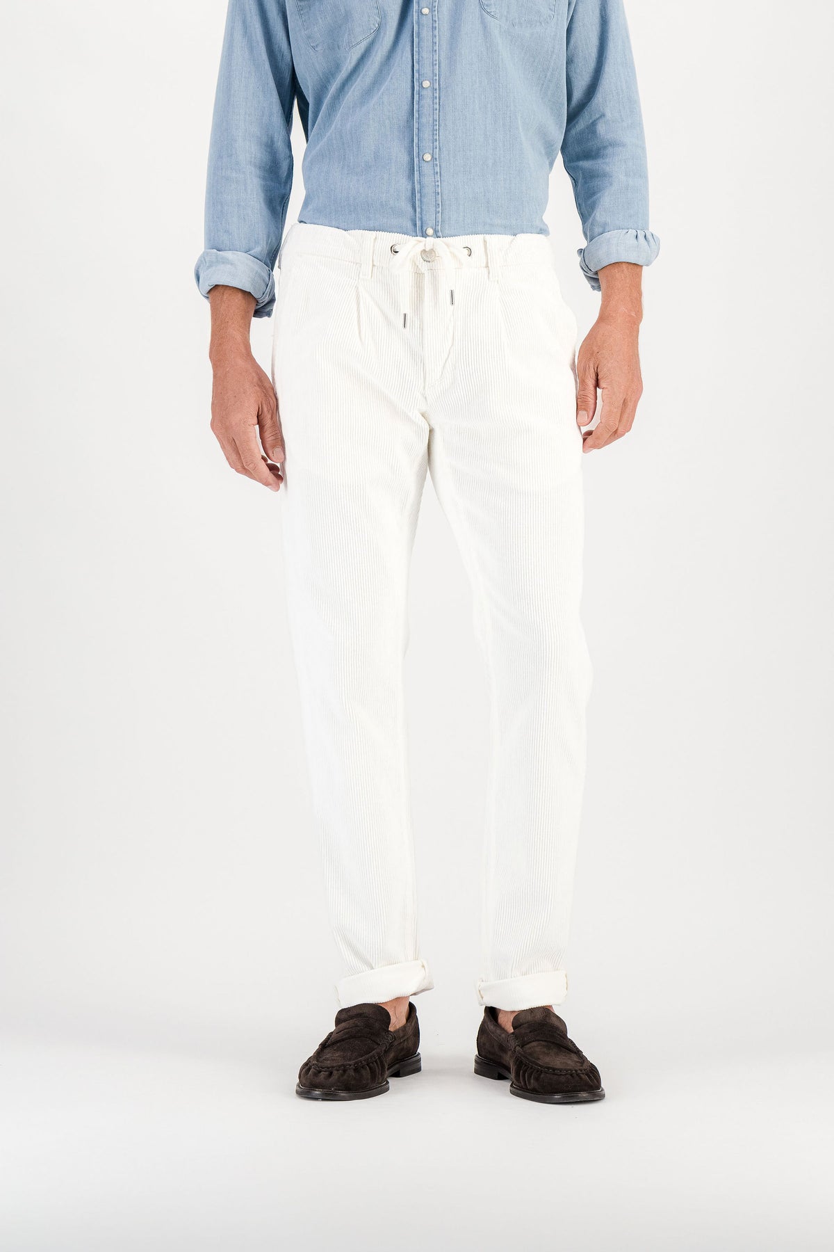 Full-length front view, off-white corduroy trousers, blue denim shirt, brown loafers, model 186 cm size 32 — Ace Denim Paris