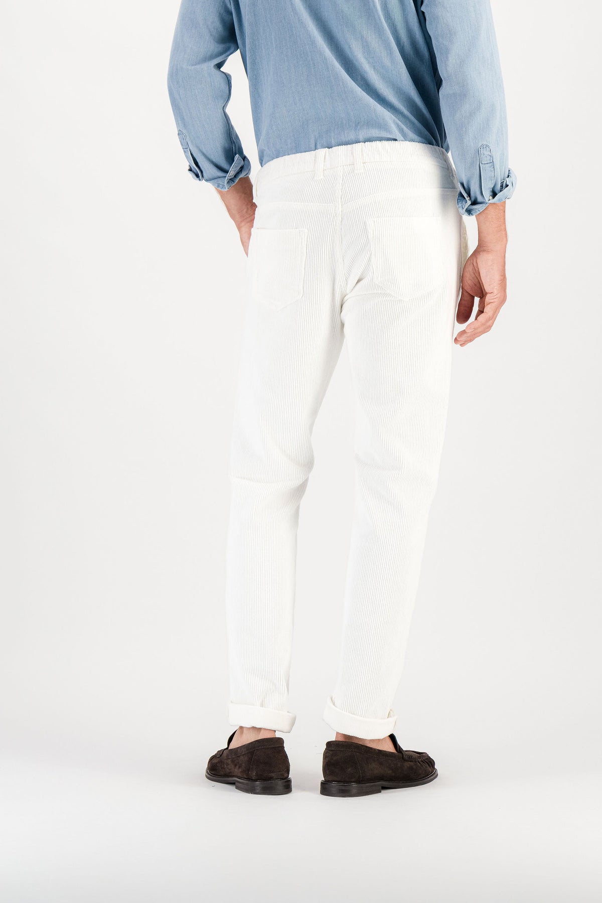 Full-length back view, off-white corduroy trousers, blue denim shirt, brown loafers, model 186 cm size 32 — Ace Denim Paris