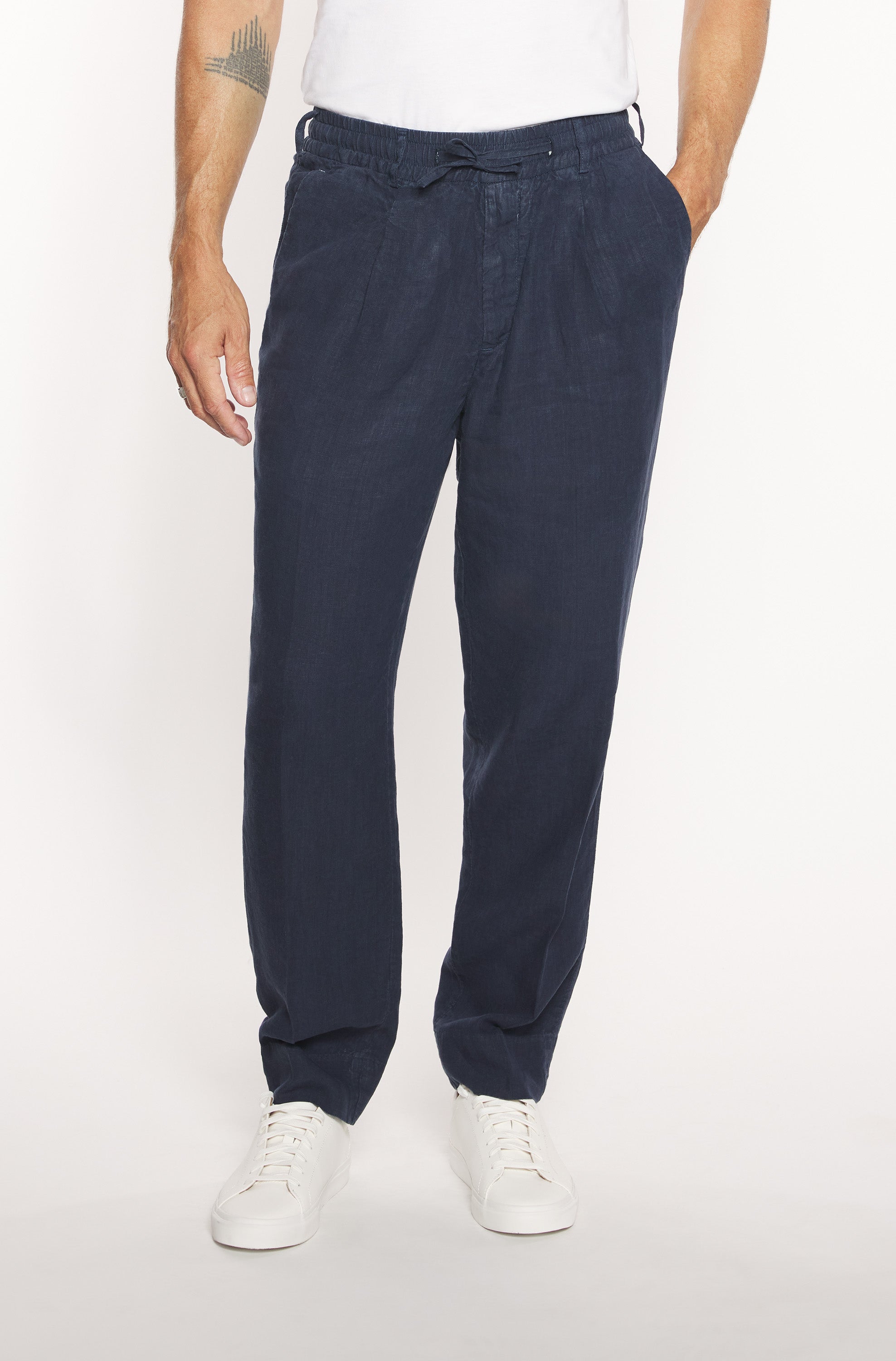 Mannequin portant le pantalon lin marine, vue de face — AD 187 Ace Denim Paris