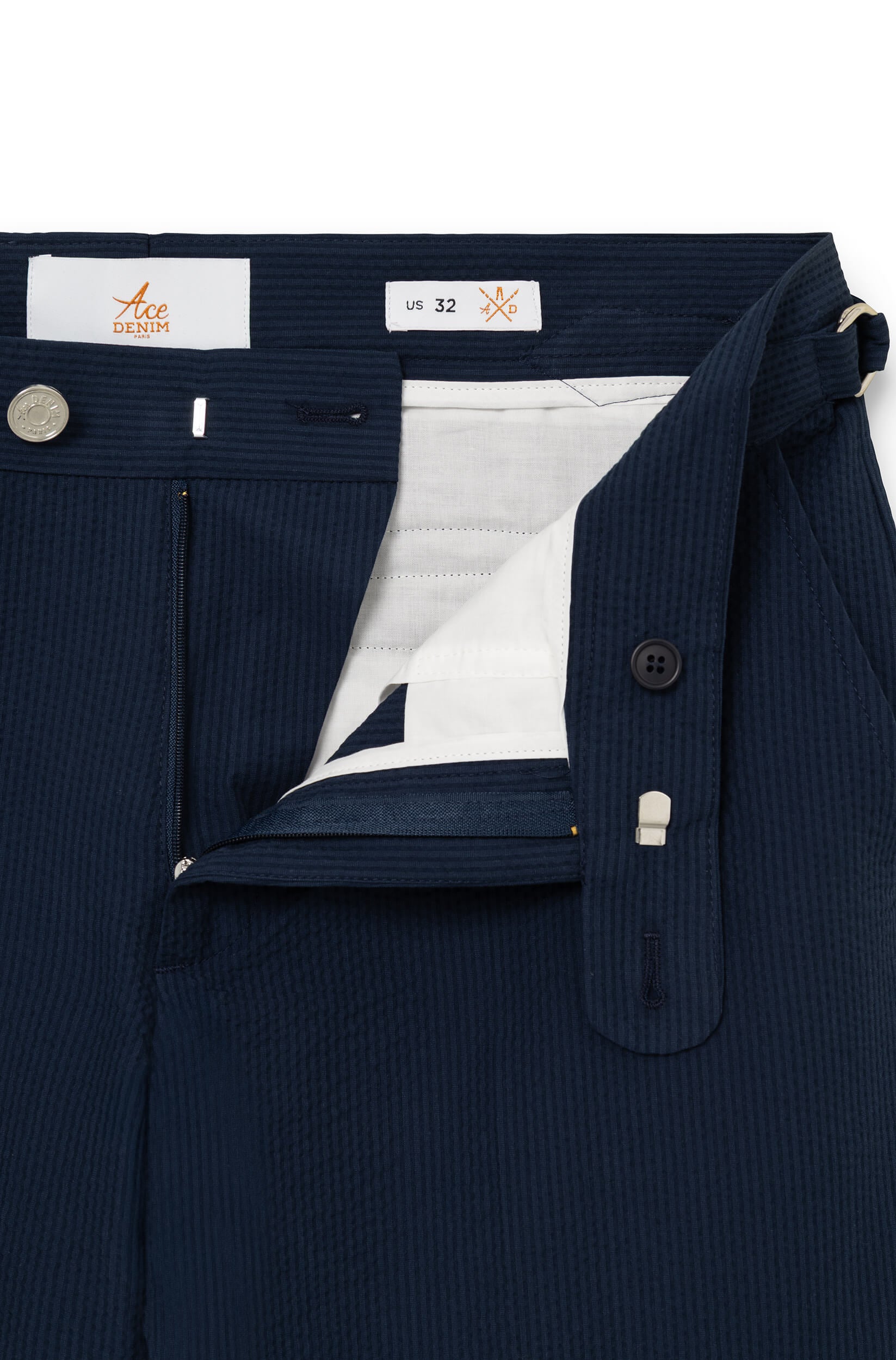 Detail des Reißverschlusses, Knopfs und weißen Innenfutters — AD 52 Ace Denim Paris