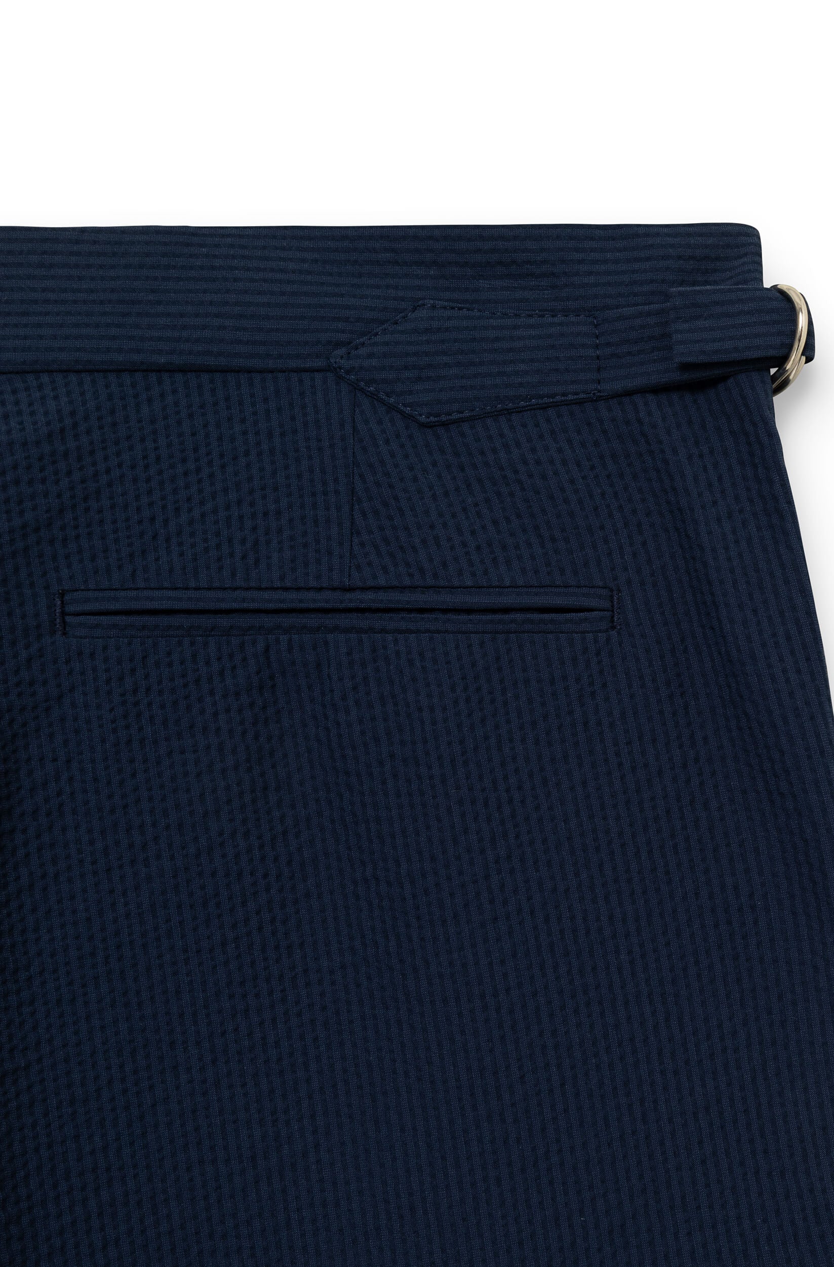 Detail des Taillenverstellers mit Metallschnalle und Paspeltasche — AD 52 Ace Denim Paris
