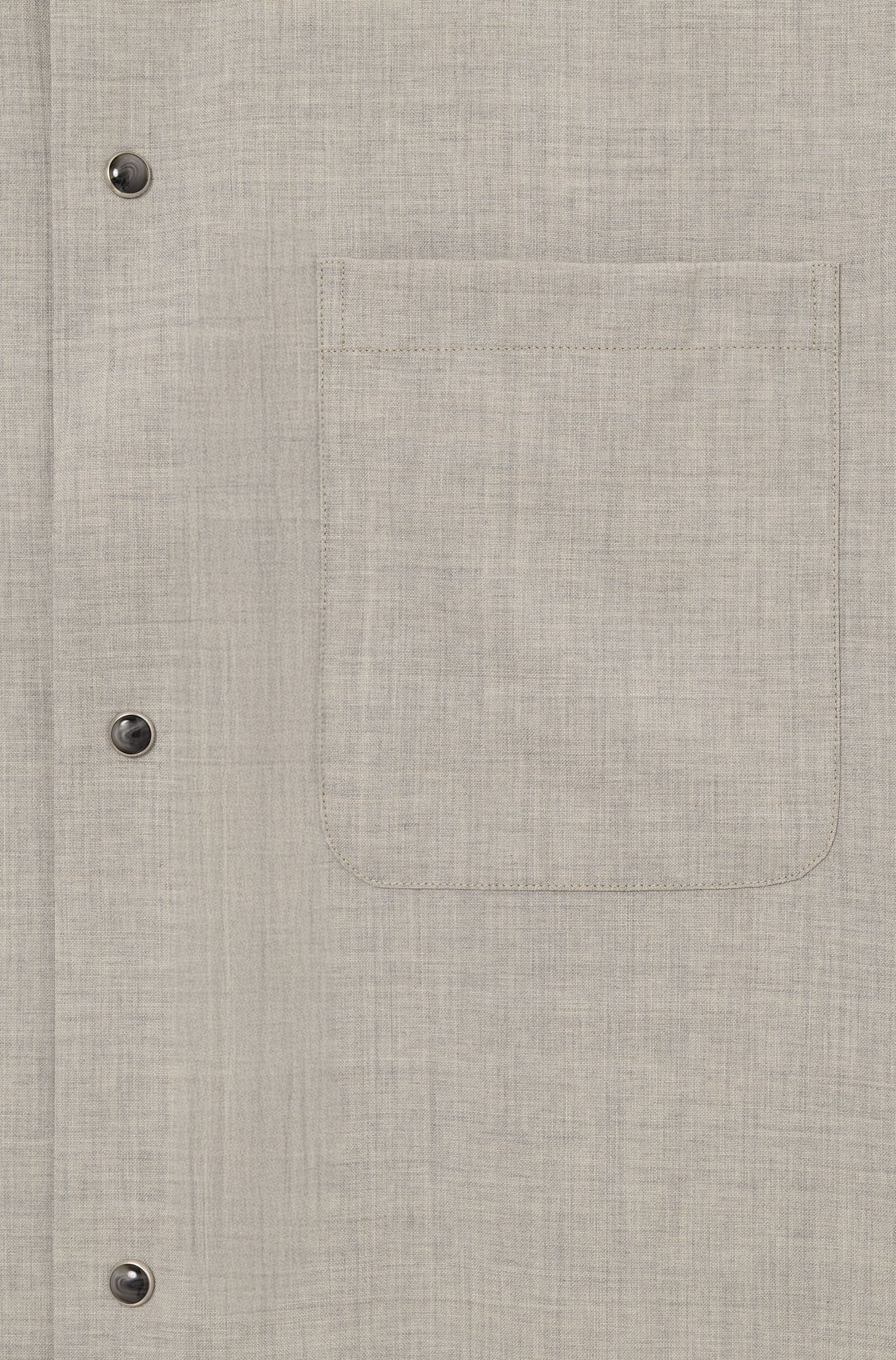 Brusttaschen- und Druckknopfdetail des Overshirts aus Kaltwolle in Grau — AD 82 Ace Denim Paris