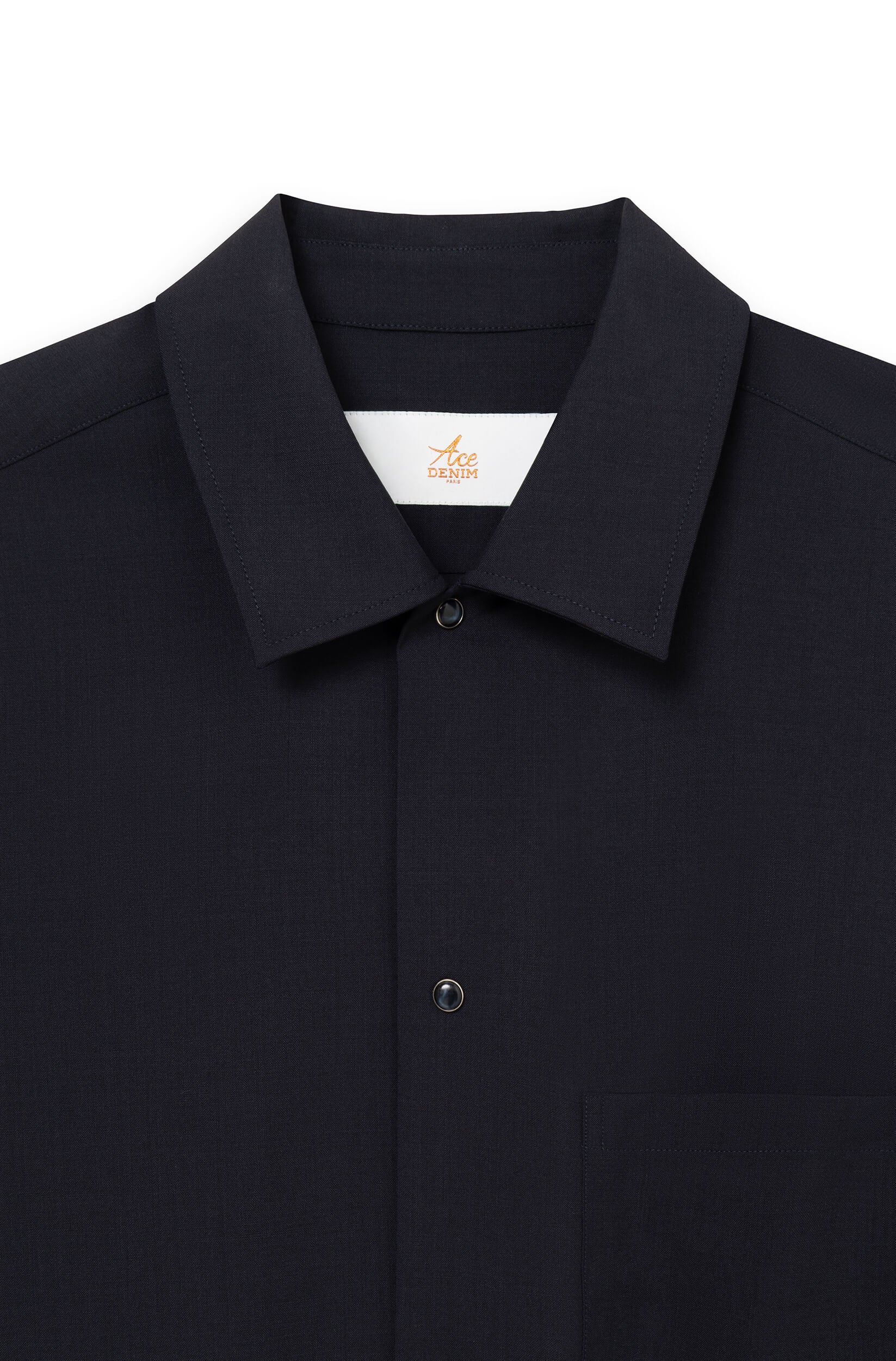 Detail des klassischen Hemdblusenausschnitts und der Signature-Druckknöpfe — AD 82 Ace Denim Paris