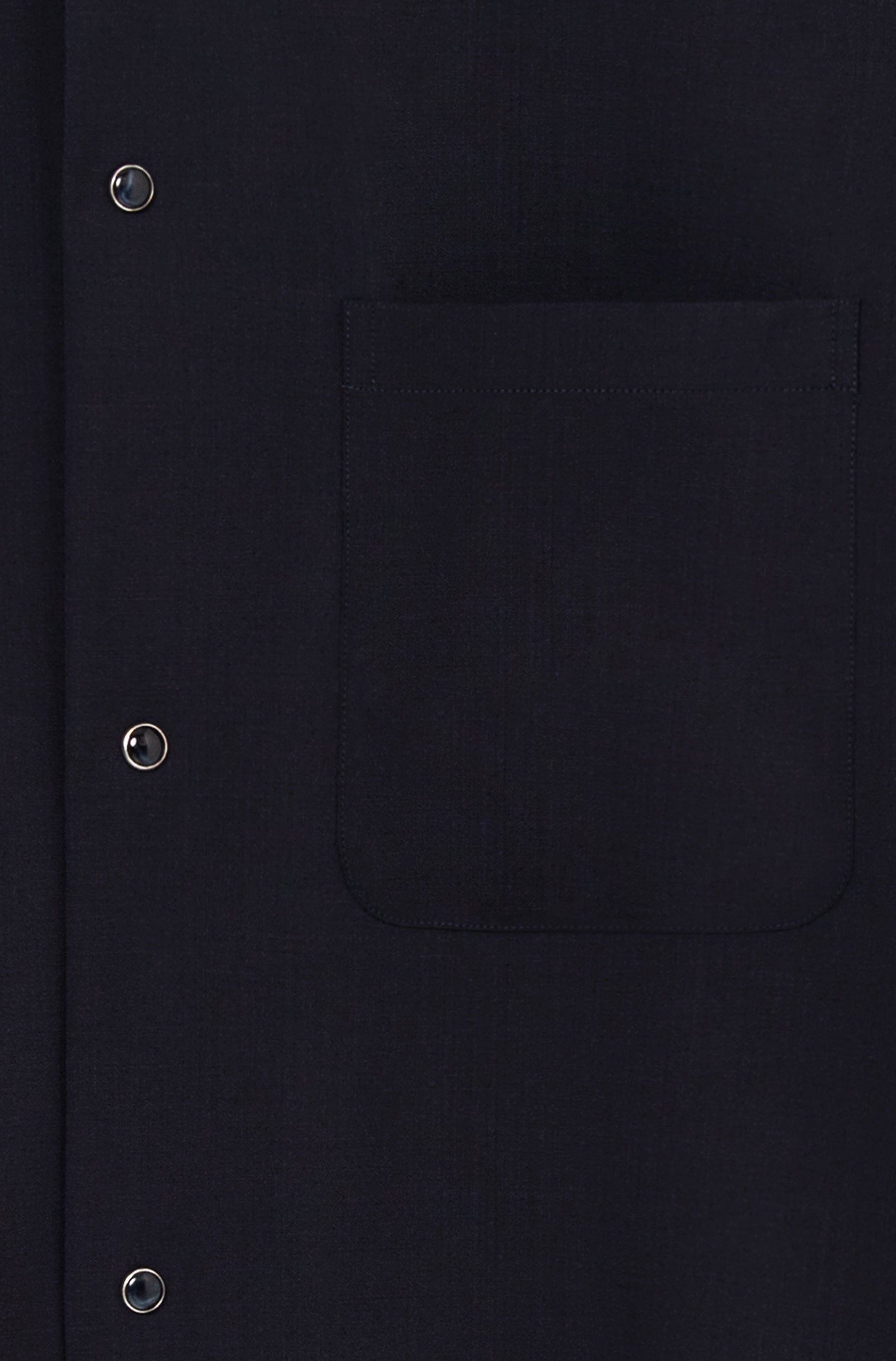 Brusttaschen- und Druckknopfdetail des Overshirts aus Kaltwolle in Marine — AD 82 Ace Denim Paris