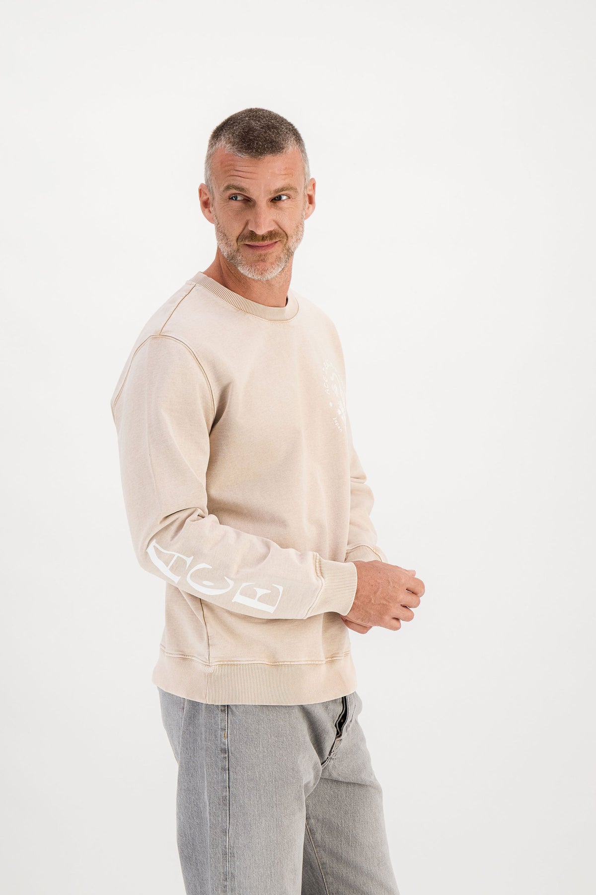 Sweat jersey Ace Beige porté 3/4 logo ACE manche, mannequin 1m86 taille M — Ace Denim Paris