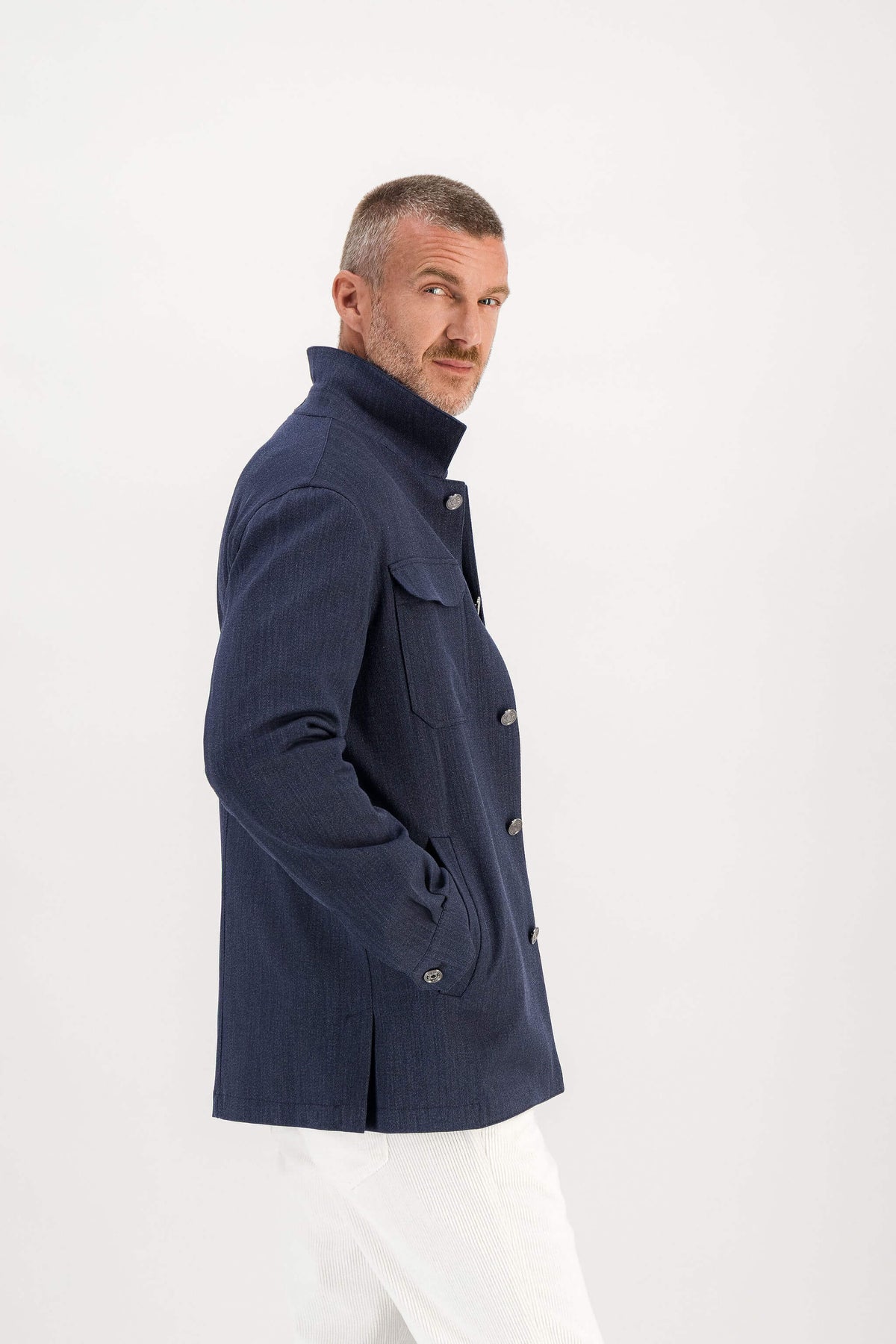 Veste laine mérinos Indigo portée profil, mannequin 1m86 taille M — Ace Denim Paris