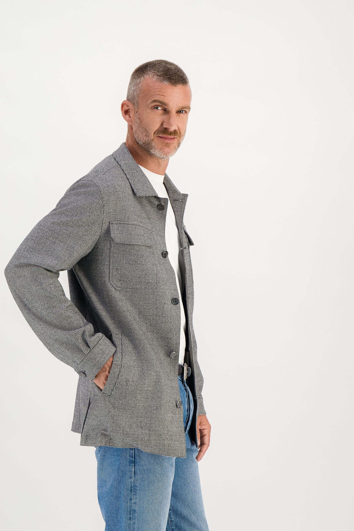 Veste laine mérinos Pied de Poule portée profil, mannequin 1m86 taille M — Ace Denim Paris