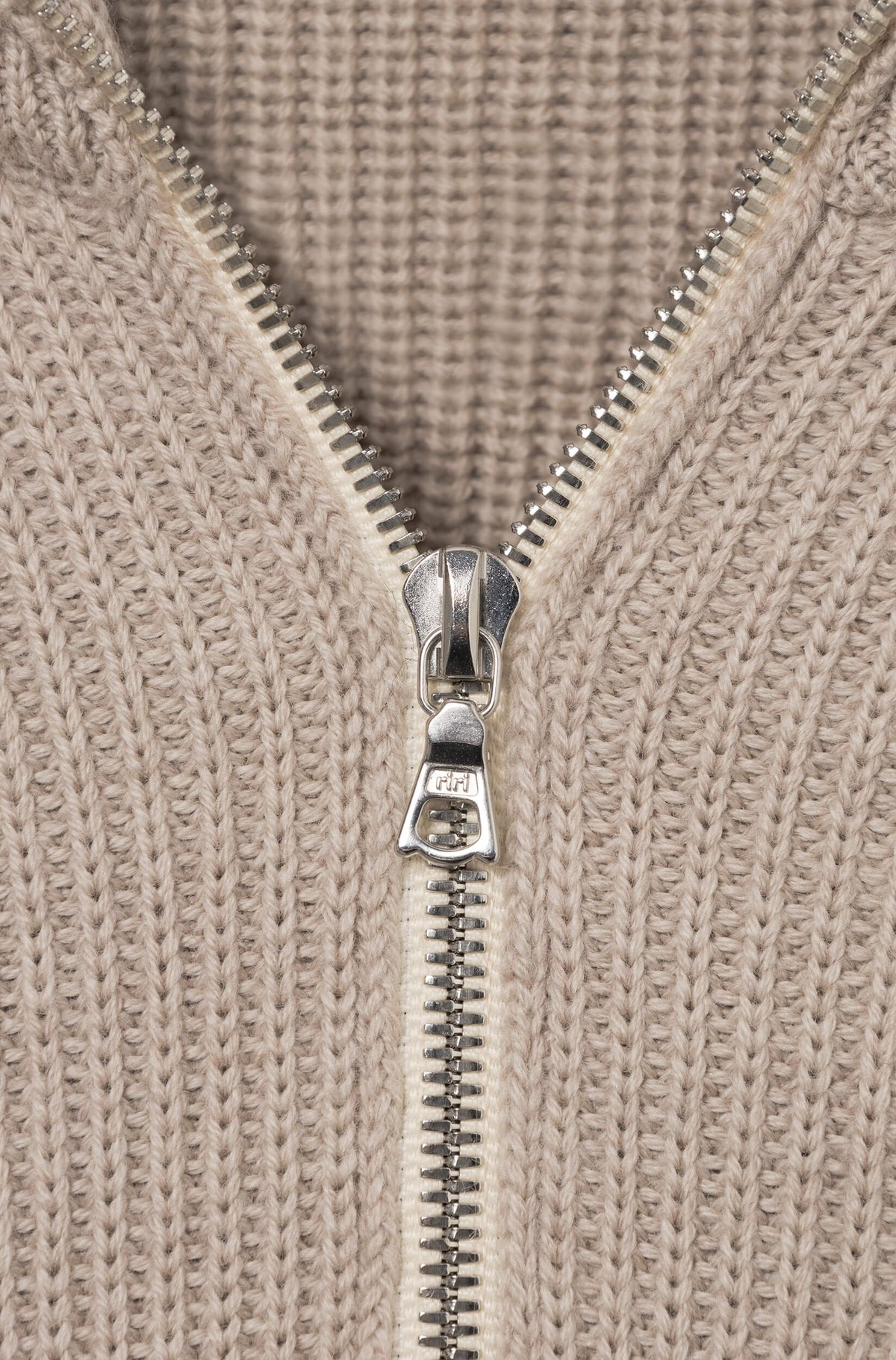 Pull Col Zippé Laine Beige détail zip RIRI — Ace Denim Paris