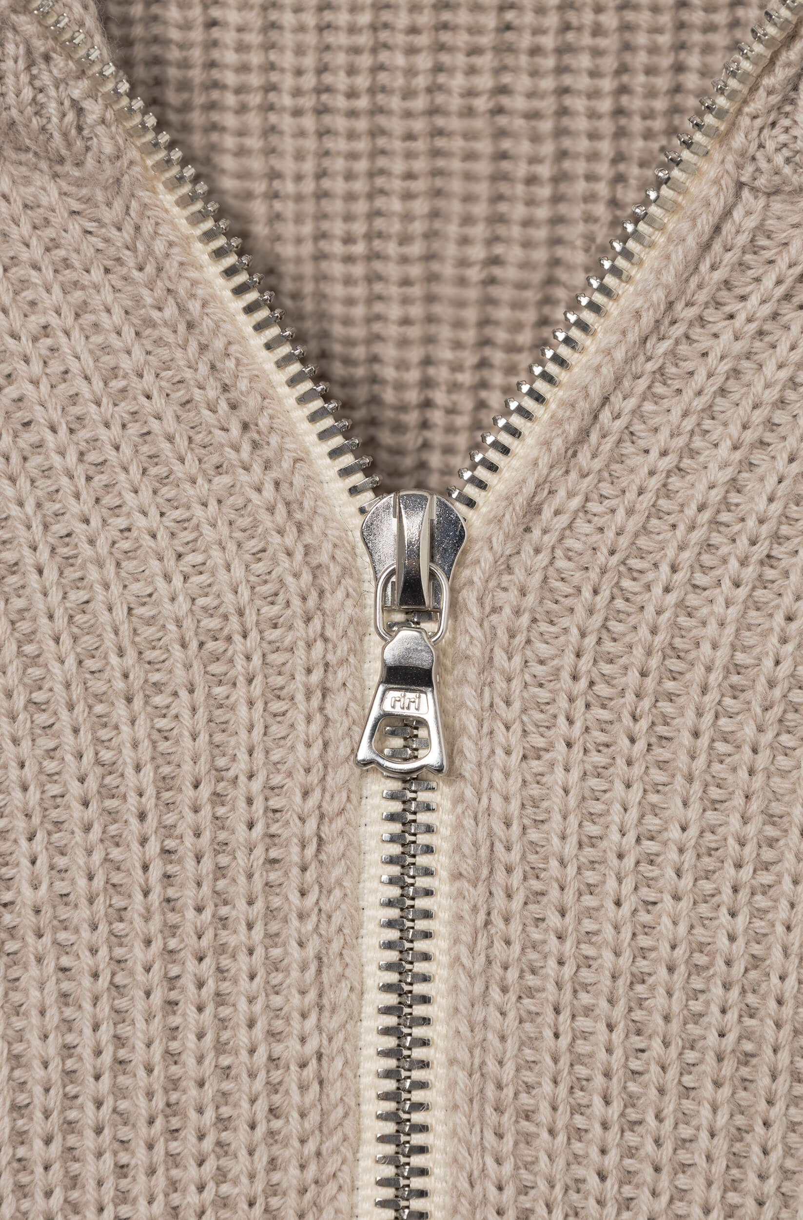 AD 198 - Pull à Col Zippé en laine Beige