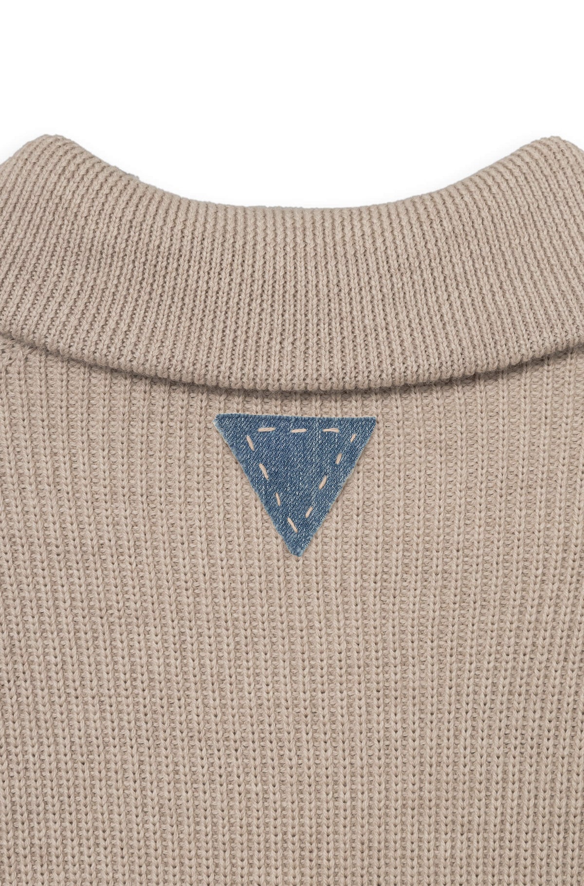 Pull Col Zippé Laine Beige détail patch denim signature dos — Ace Denim Paris
