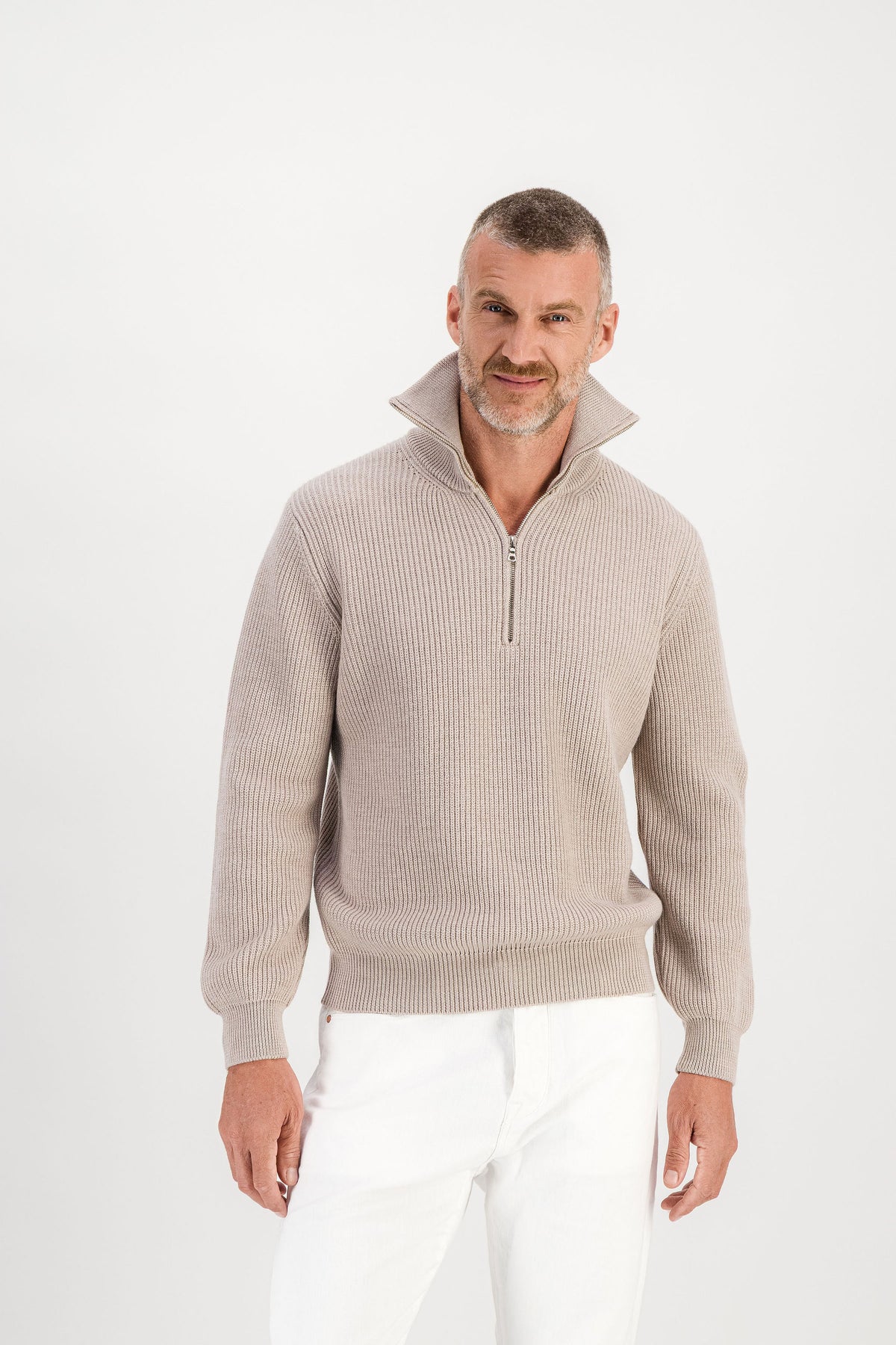 Pull Col Zippé Laine Beige porté vue face, mannequin 1m86 taille M — Ace Denim Paris