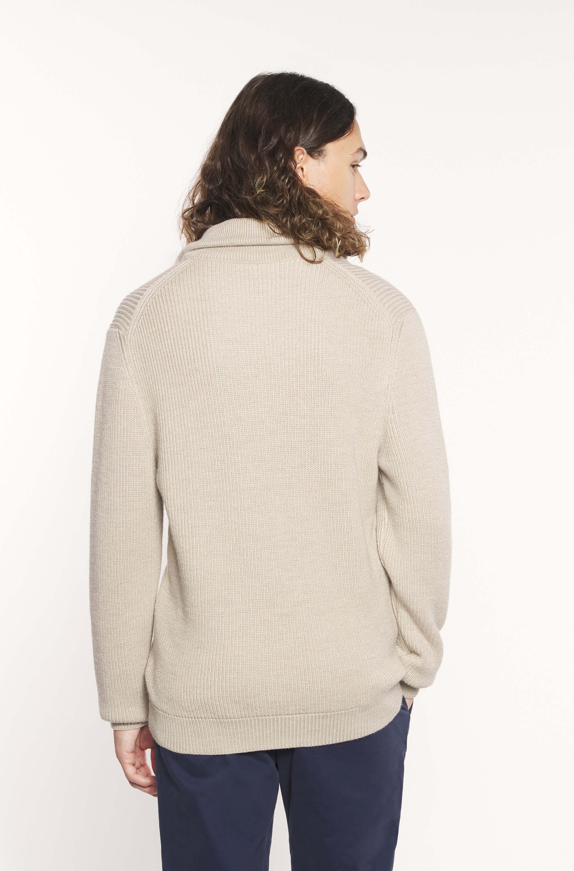 Vue de dos du mannequin portant le pull zip beige
