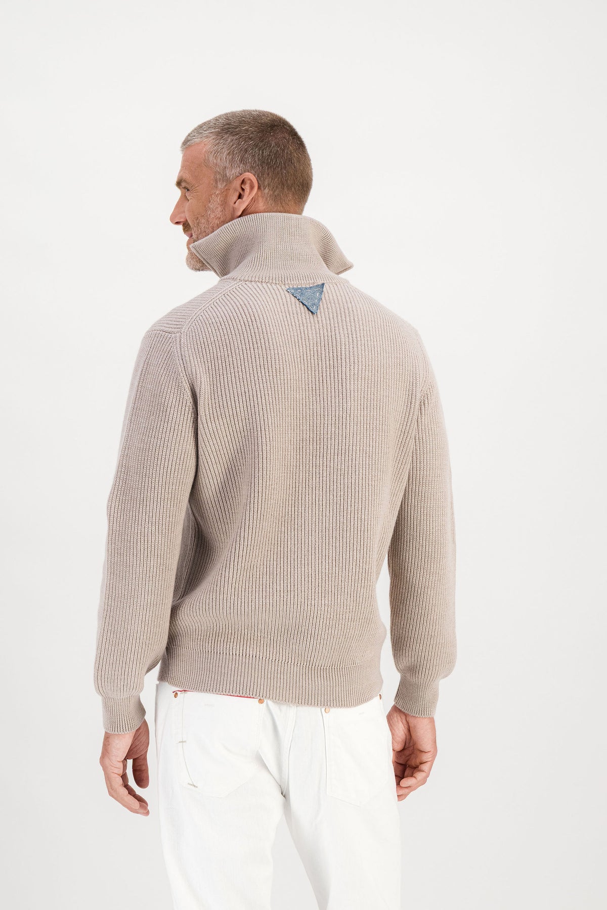 Pull Col Zippé Laine Beige porté vue dos, patch denim visible, mannequin 1m86 taille M — Ace Denim Paris