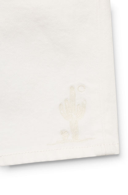 Zoom sur le motif cactus du bermuda blanc