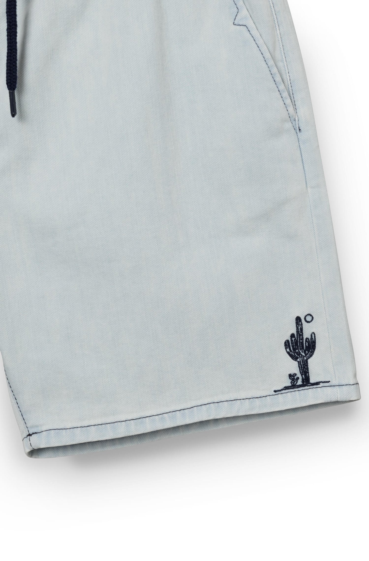 Zoom sur le motif cactus du bermuda bleu délavé