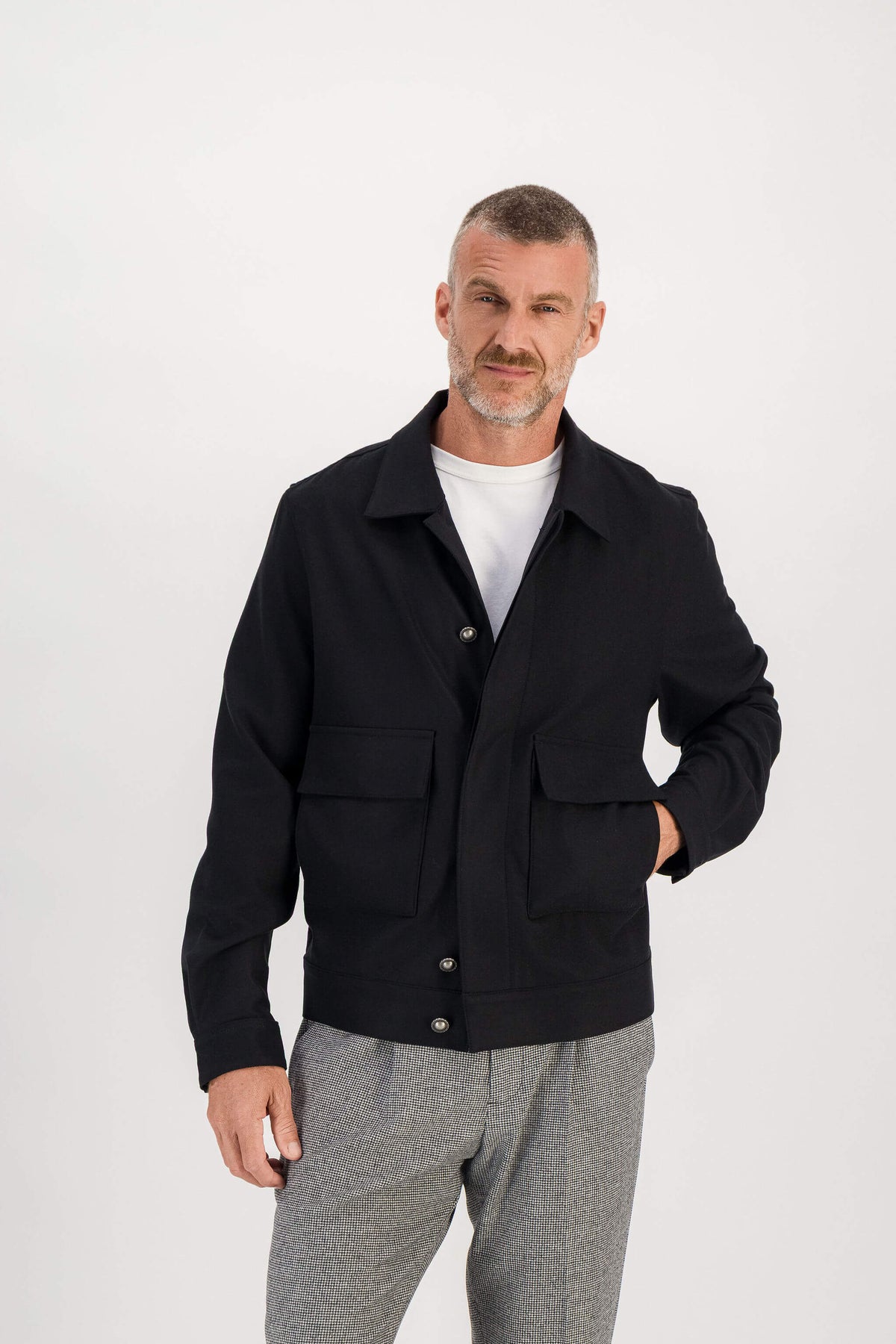 Blouson laine mérinos Noir porté face boutonné, mannequin 1m86 taille M — Ace Denim Paris