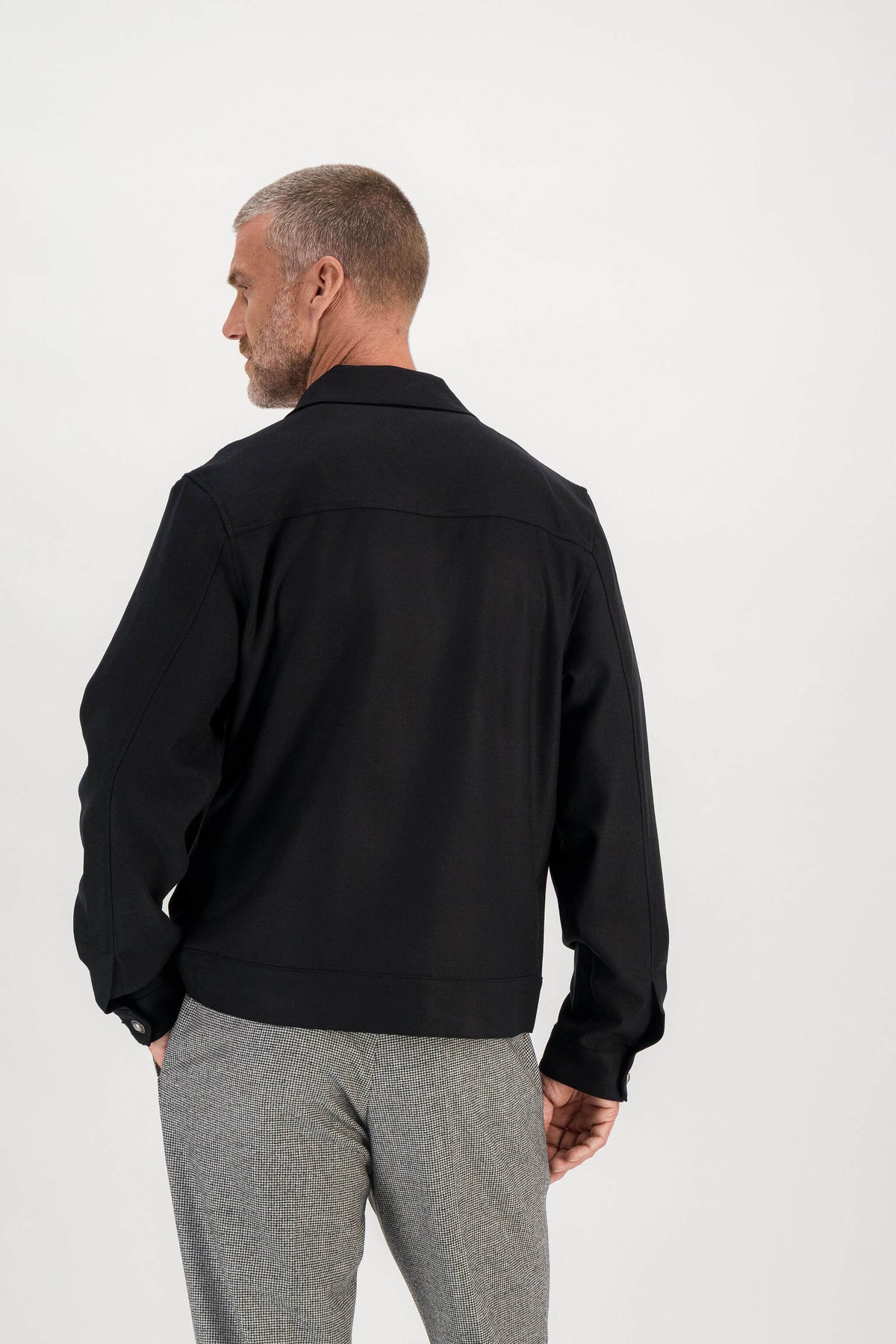 Blouson laine mérinos Noir porté dos, mannequin 1m86 taille M — Ace Denim Paris