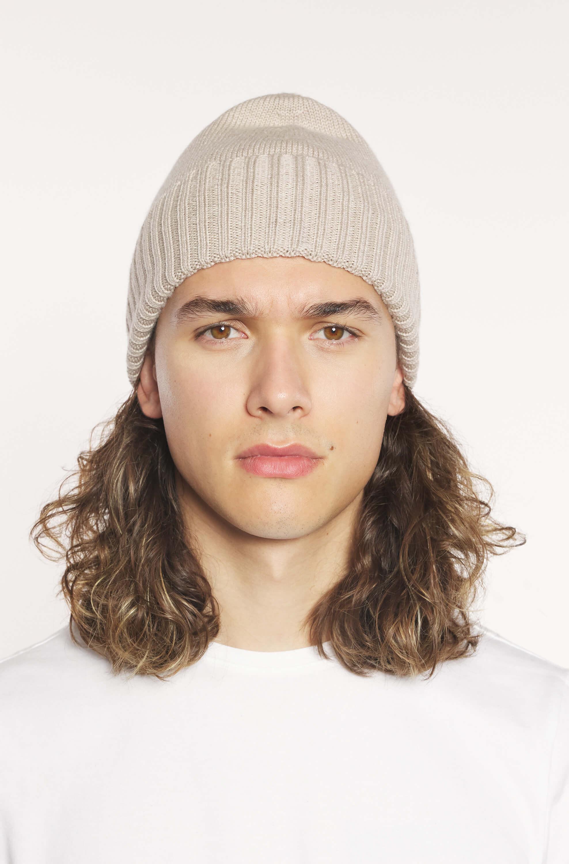 mannequin portant le bonnet en laine mérinos beige