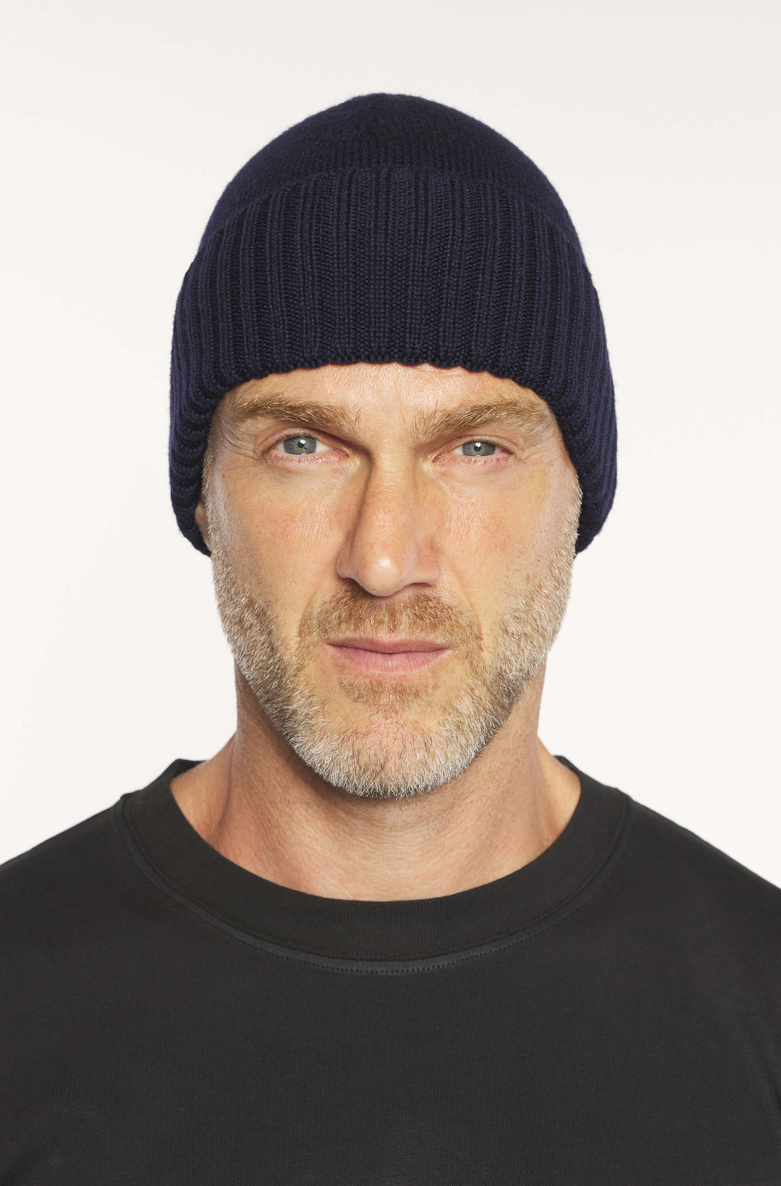 Bonnet en laine mérinos noir porté avec manteau gris — Ace Denim Paris