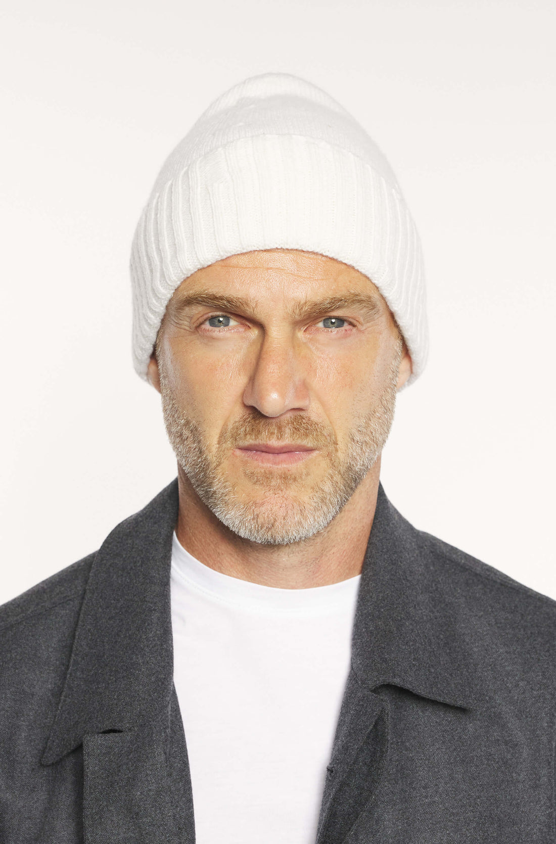 Mannequin portant le bonnet en laine mérinos blanc