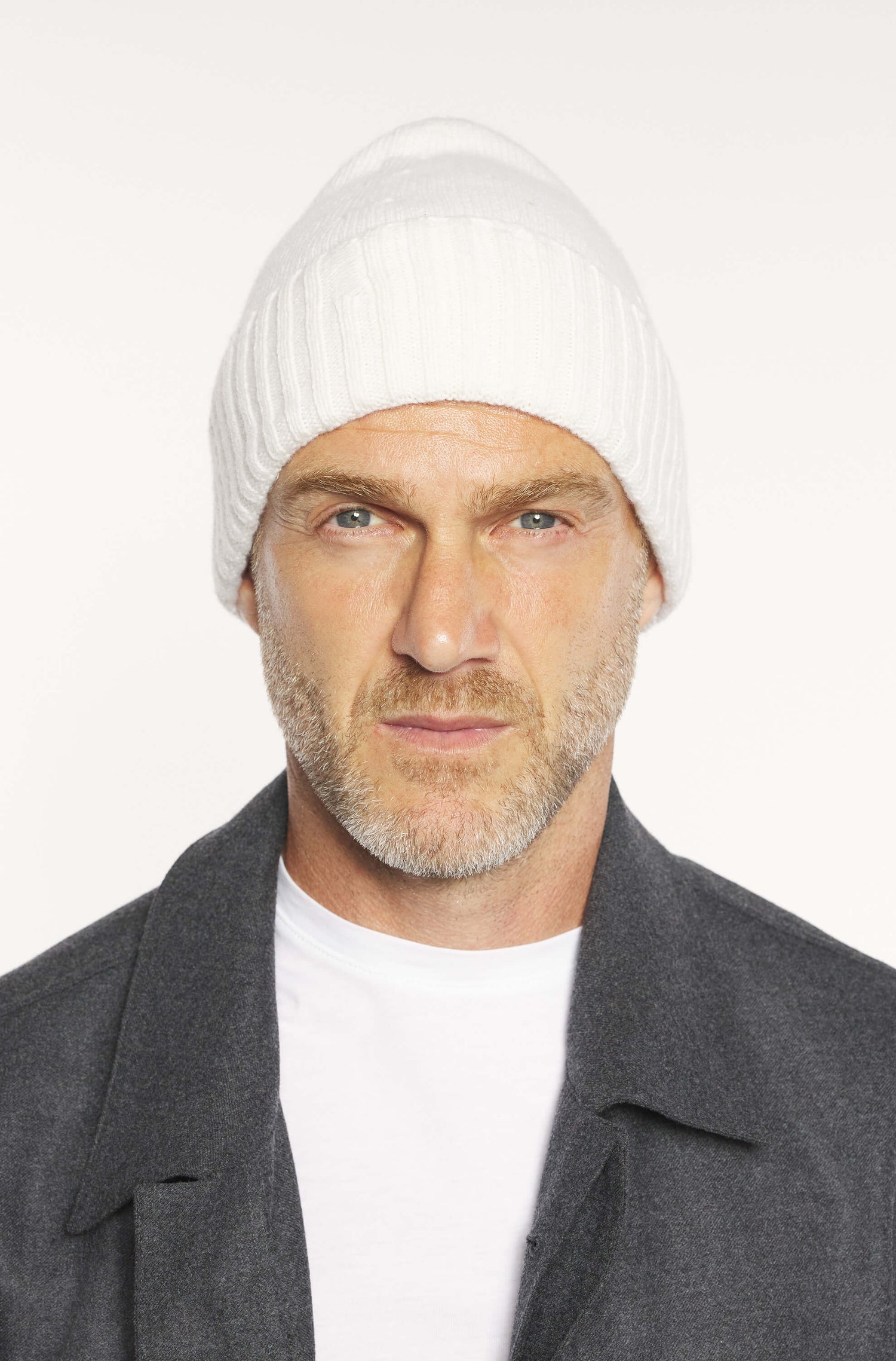 Mannequin portant le bonnet en laine mérinos blanc