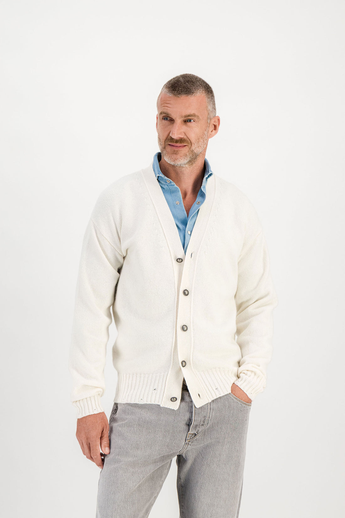 Cardigan Laine Mérinos et Cachemire Blanc Cassé porté vue face, chemise denim, mannequin 1m86 taille M — Ace Denim Paris