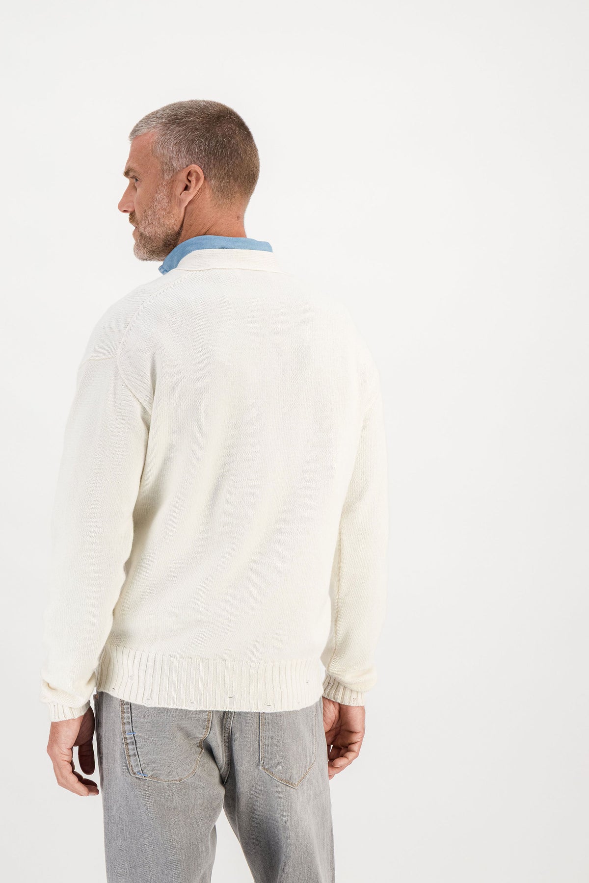 Cardigan Laine Mérinos et Cachemire Blanc Cassé porté vue dos, chemise denim, mannequin 1m86 taille M — Ace Denim Paris