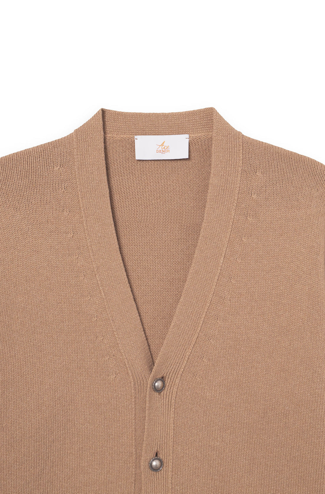 Cardigan Laine Mérinos et Cachemire Camel détail col V et étiquette Ace Denim — Ace Denim Paris