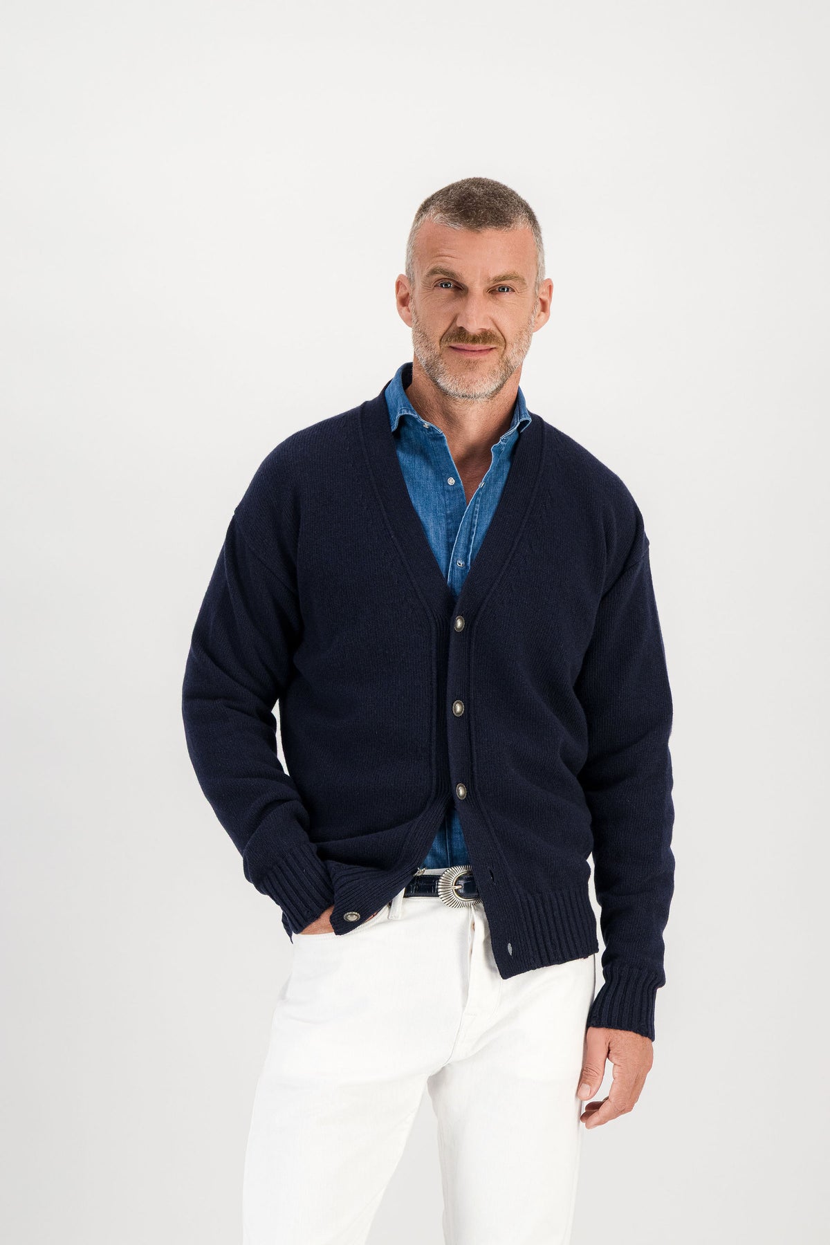 Cardigan Laine Mérinos et Cachemire Marine porté vue face, chemise denim, mannequin 1m86 taille M — Ace Denim Paris