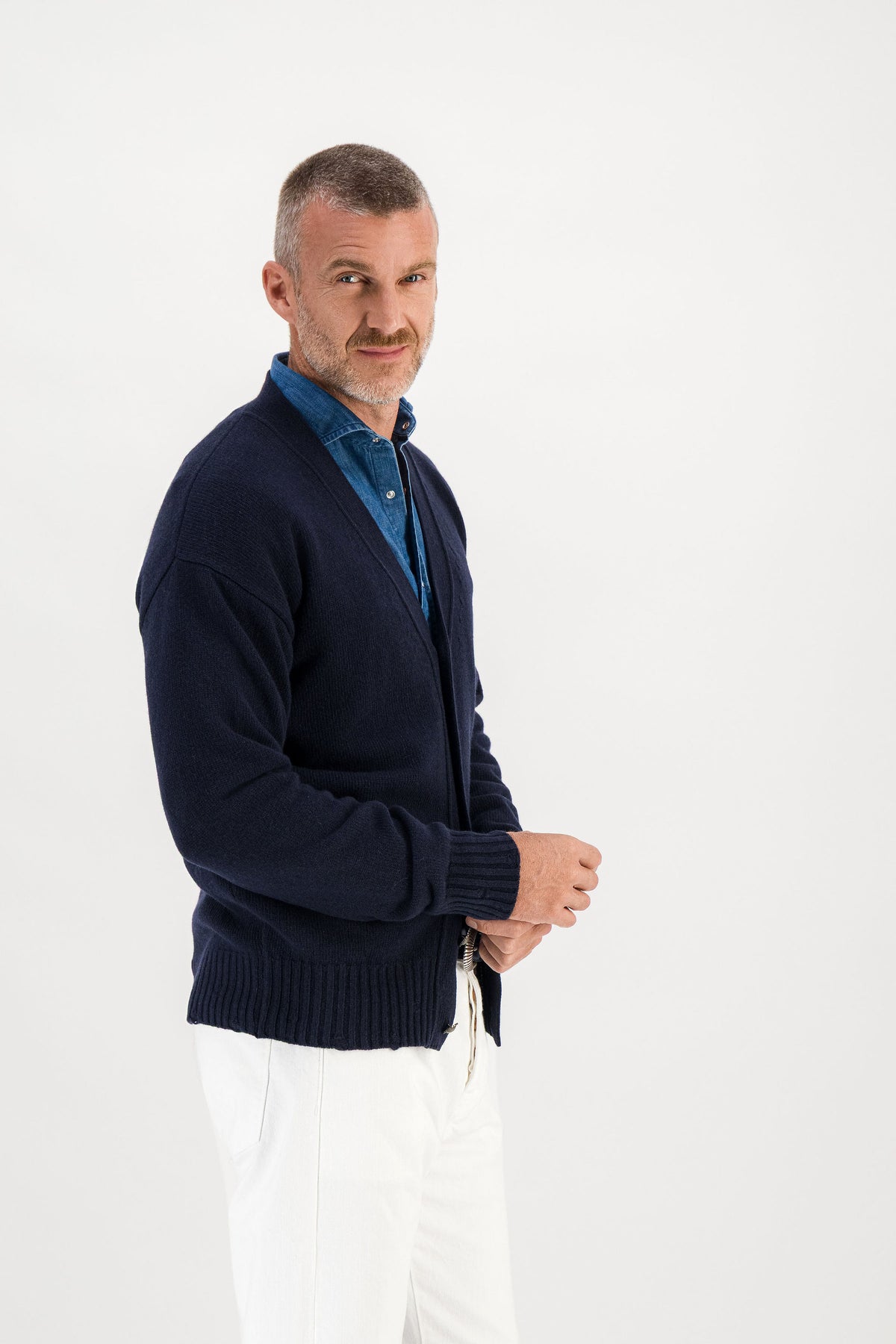 Cardigan Laine Mérinos et Cachemire Marine porté vue profil, chemise denim, mannequin 1m86 taille M — Ace Denim Paris