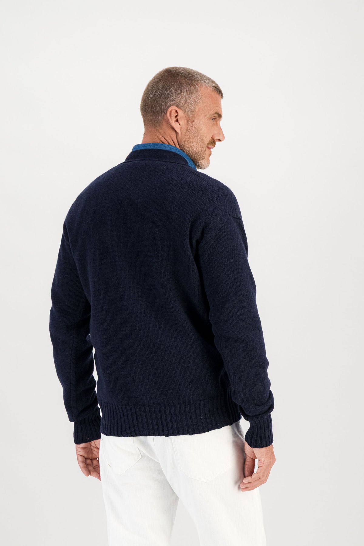 Cardigan Laine Mérinos et Cachemire Marine porté vue dos, chemise denim, mannequin 1m86 taille M — Ace Denim Paris