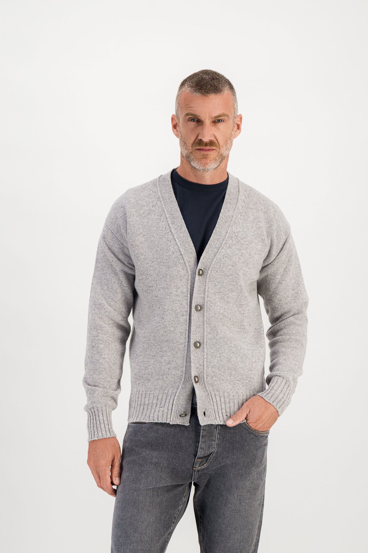 Cardigan Laine Mérinos et Cachemire Gris porté vue face, mannequin 1m86 taille M — Ace Denim Paris