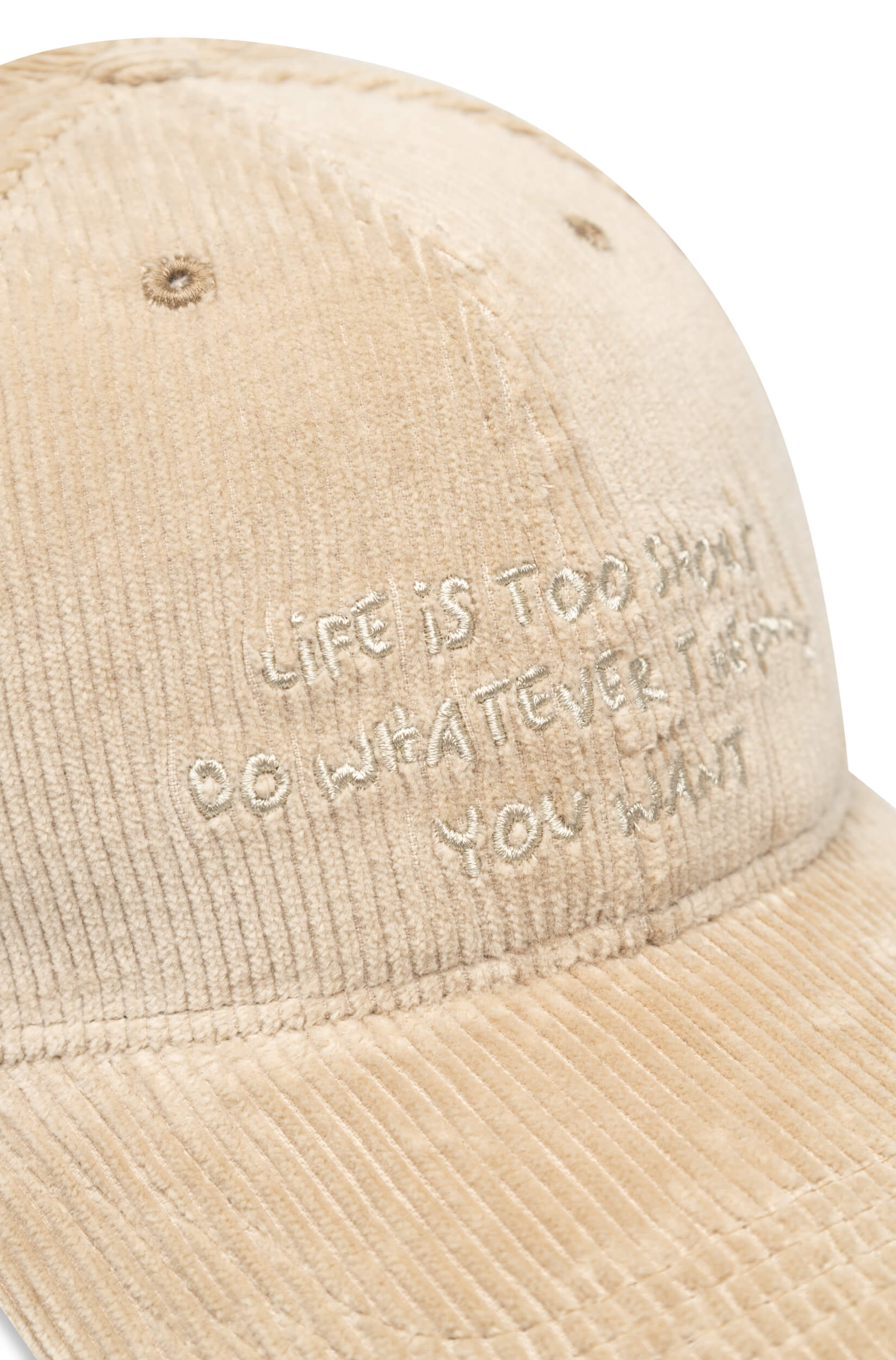 Détail broderie Life Is Too Short sur casquette velours côtelé beige, AD 402 Ace Denim Paris